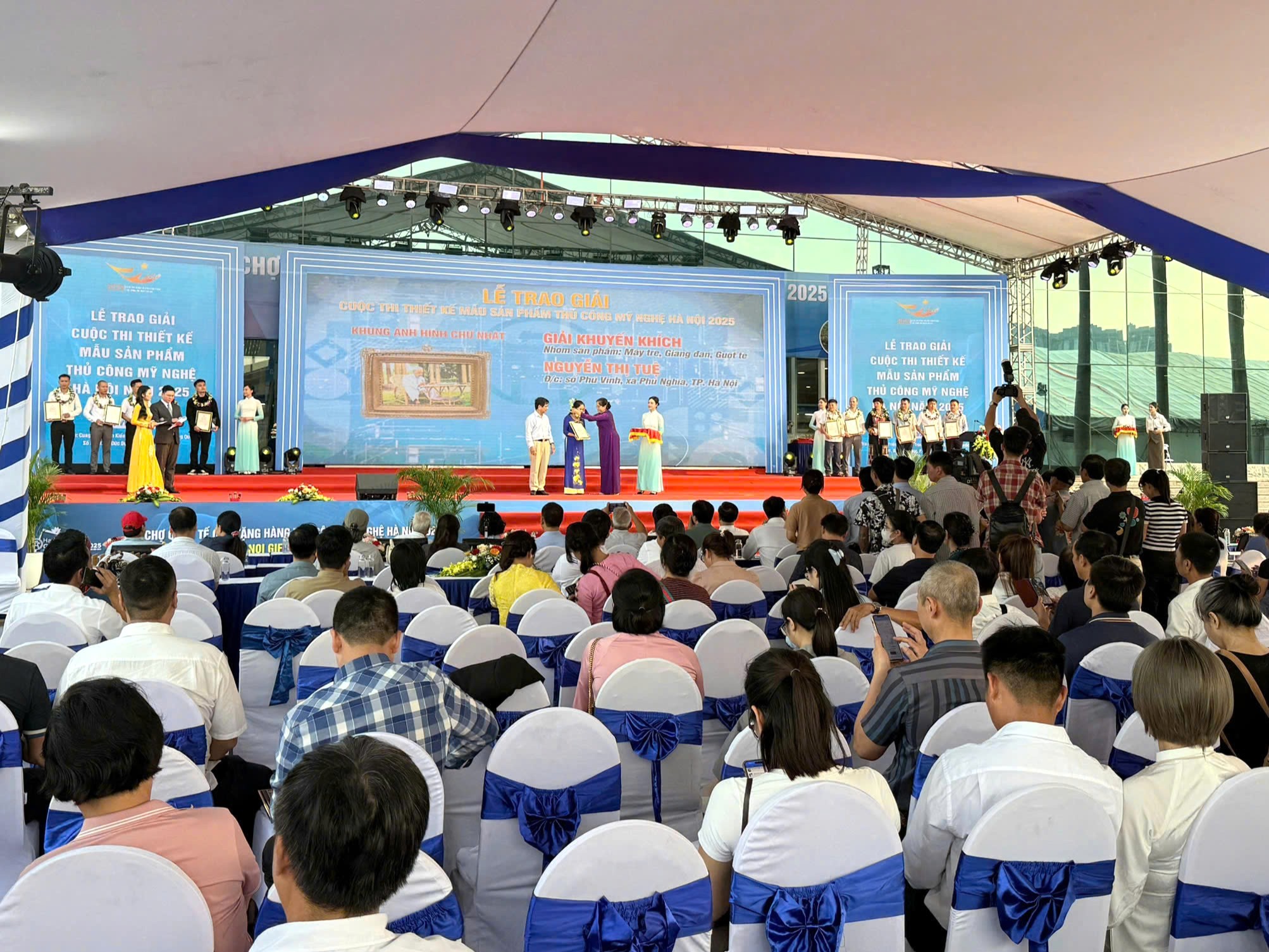 le-trao-giai-thiet-ke-mau-san-pham-thu-cong-my-nghe-pld-1760017640.jpg