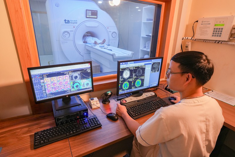 he-thong-may-chup-cong-huong-tu-15-tesla-cua-ge-healthcare-my-ung-dung-tri-tue-nhan-tao-ai-cho-hinh-anh-sac-net-thoi-gian-chup-nhanh-hon-ho-tro-tam-soat-va-chan-doan-som-cac-ben-1761120433.jpg