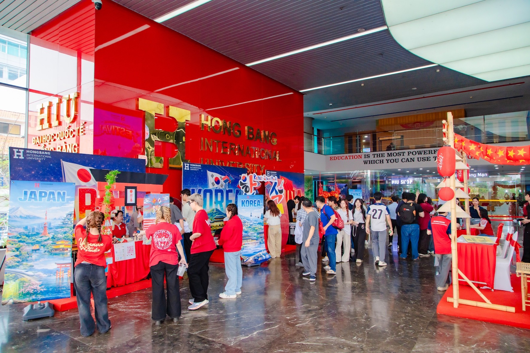 hoc-sinh-sinh-vien-trai-nghiem-van-hoa-tai-cac-gian-hang-1773541454.JPG