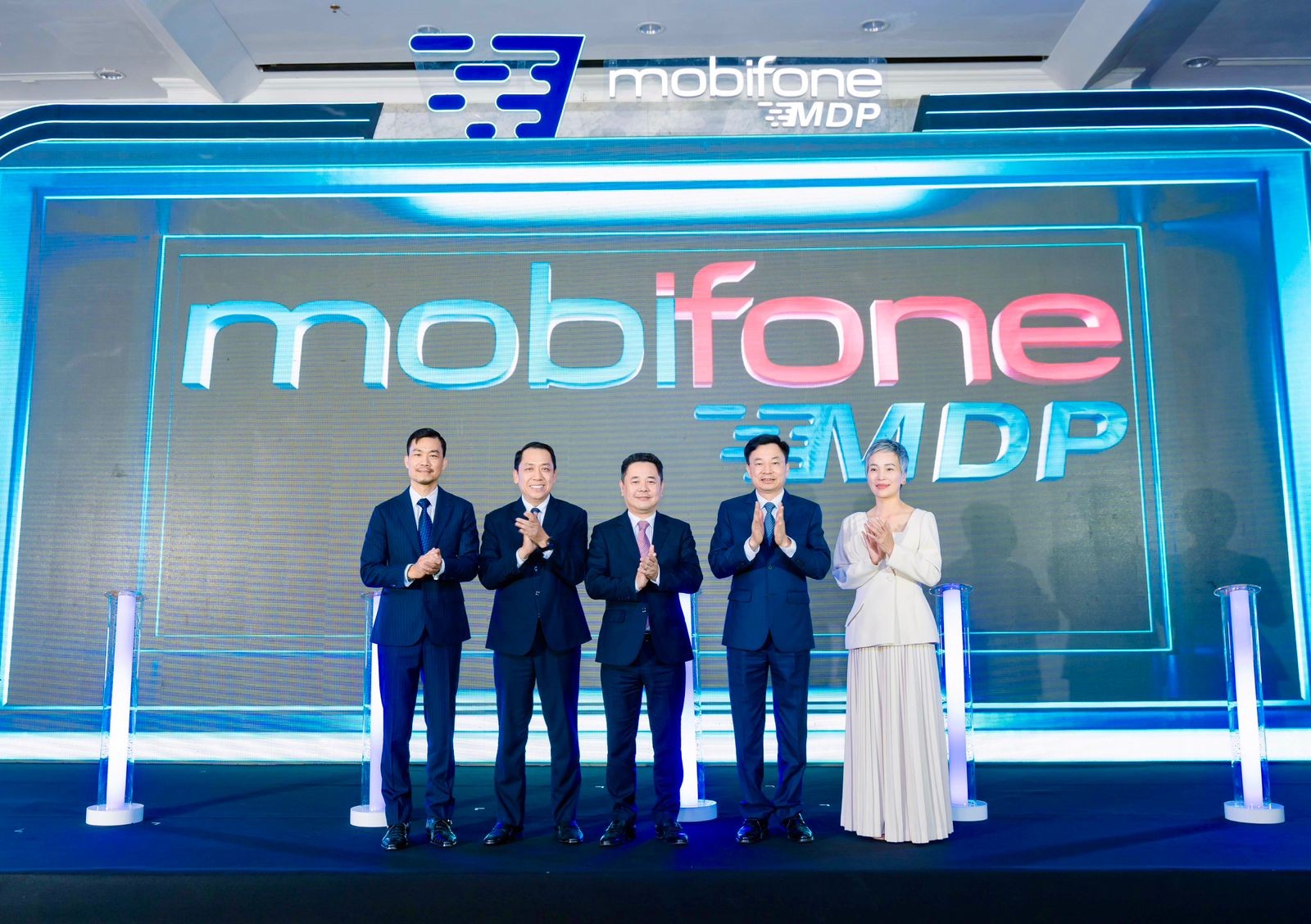 dai-dien-lanh-dao-co-quan-nha-nuoc-va-dai-dien-co-dong-mdp-thuc-hien-nghi-thuc-ra-mat-cong-ty-cp-thanh-toan-so-mobifone-1774681678.jpeg