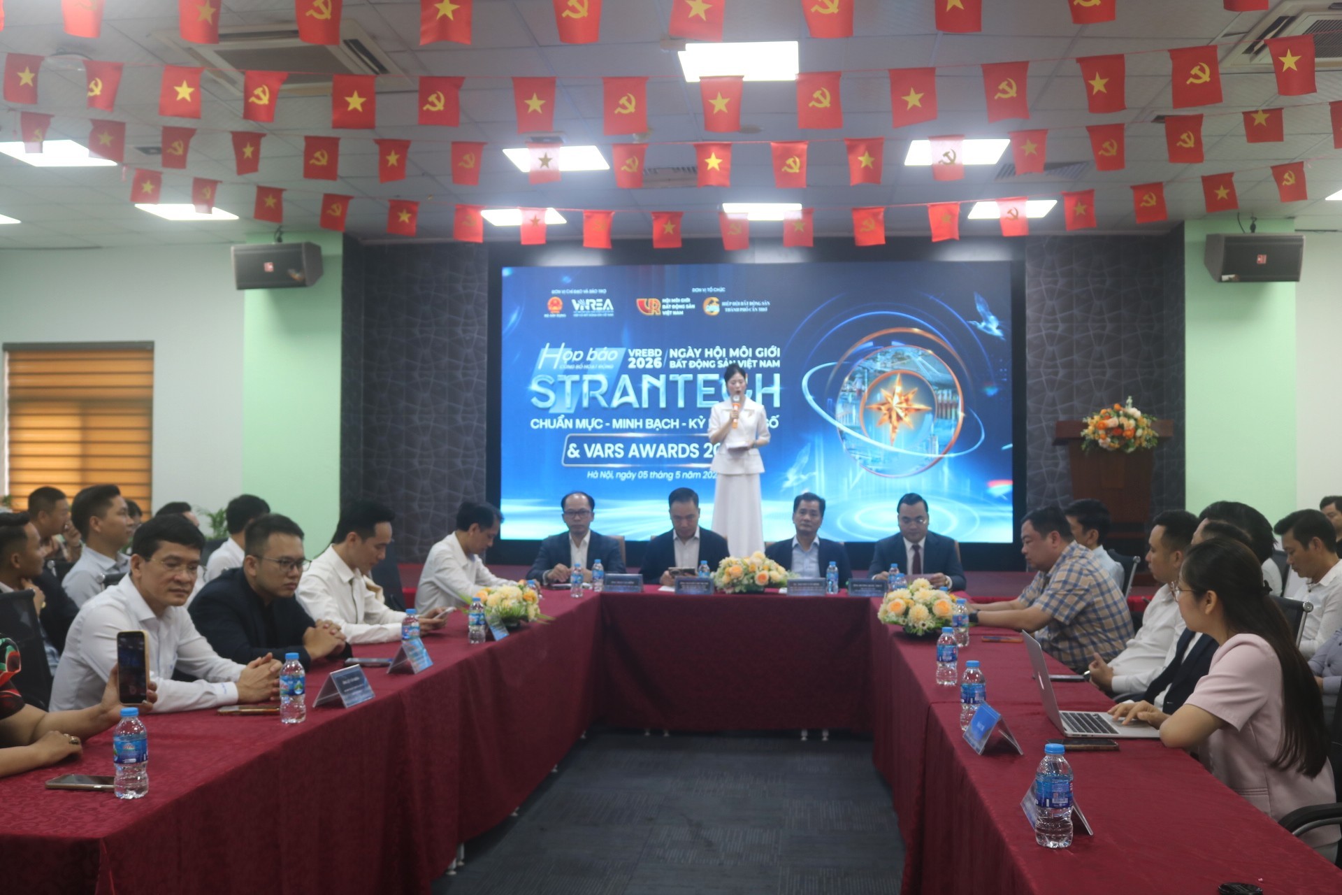 ngay-hoi-moi-gioi-bat-dong-san-viet-nam-pld-1777950514.jpg