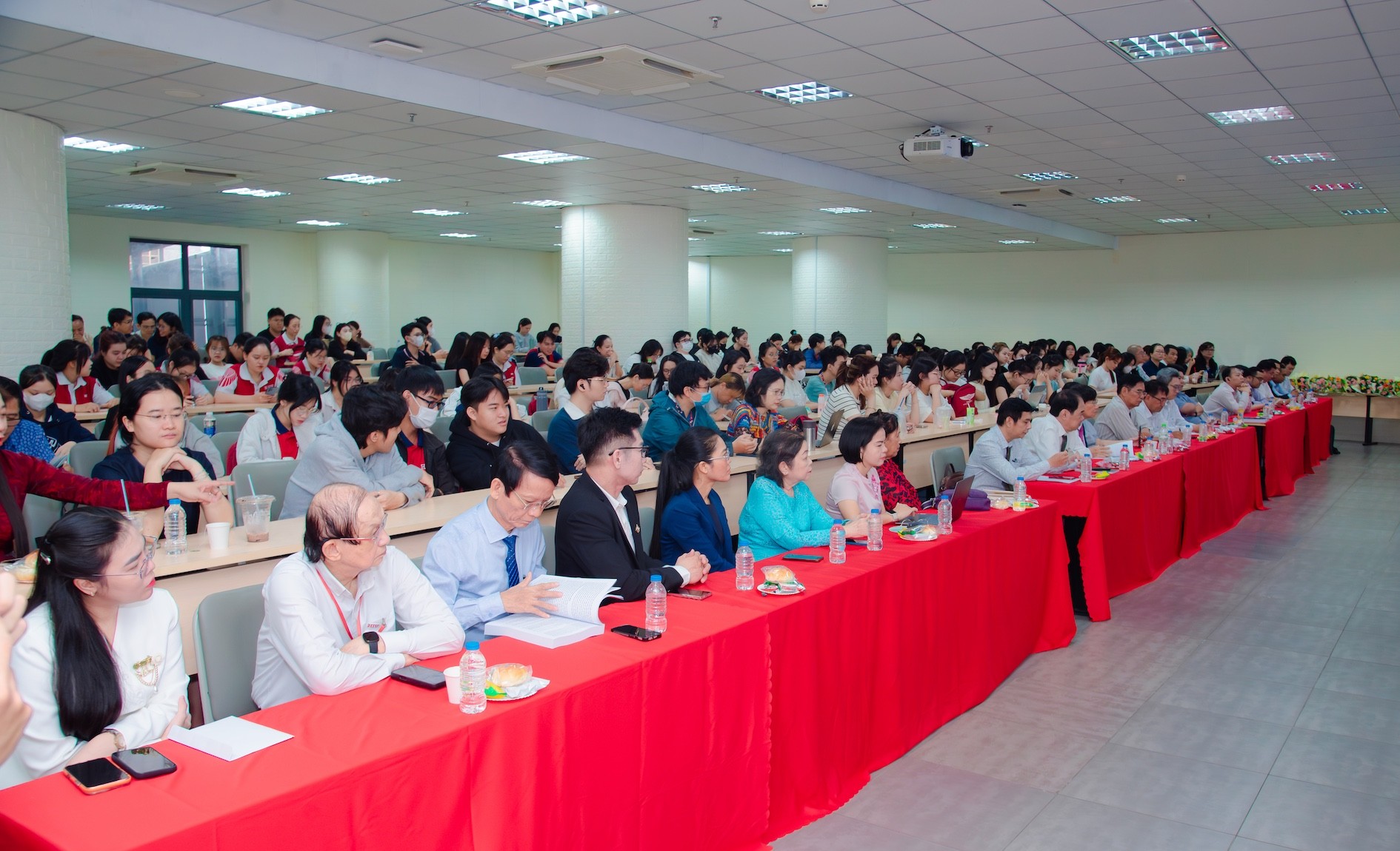 toan-canh-hoi-nghi-khoa-hoc-anh-huong-cua-ai-den-thi-truong-lao-dong-viet-nam-do-truong-dai-hoc-quoc-te-hong-bang-to-chuc-1778306080.jpg