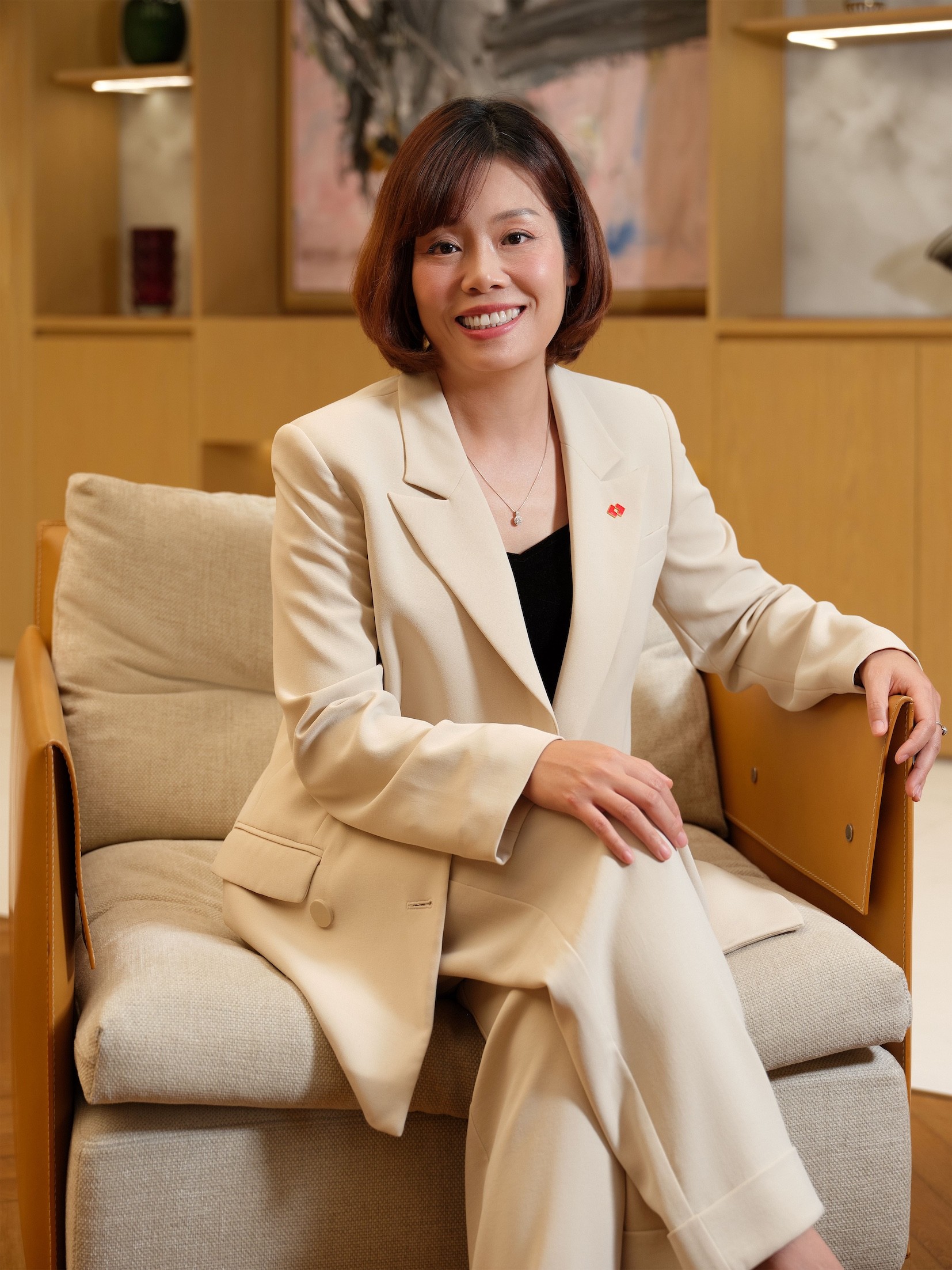ba-nguyen-van-linh-pho-giam-doc-khoi-ngan-hang-ban-le-techcombank-1779186076.jpg