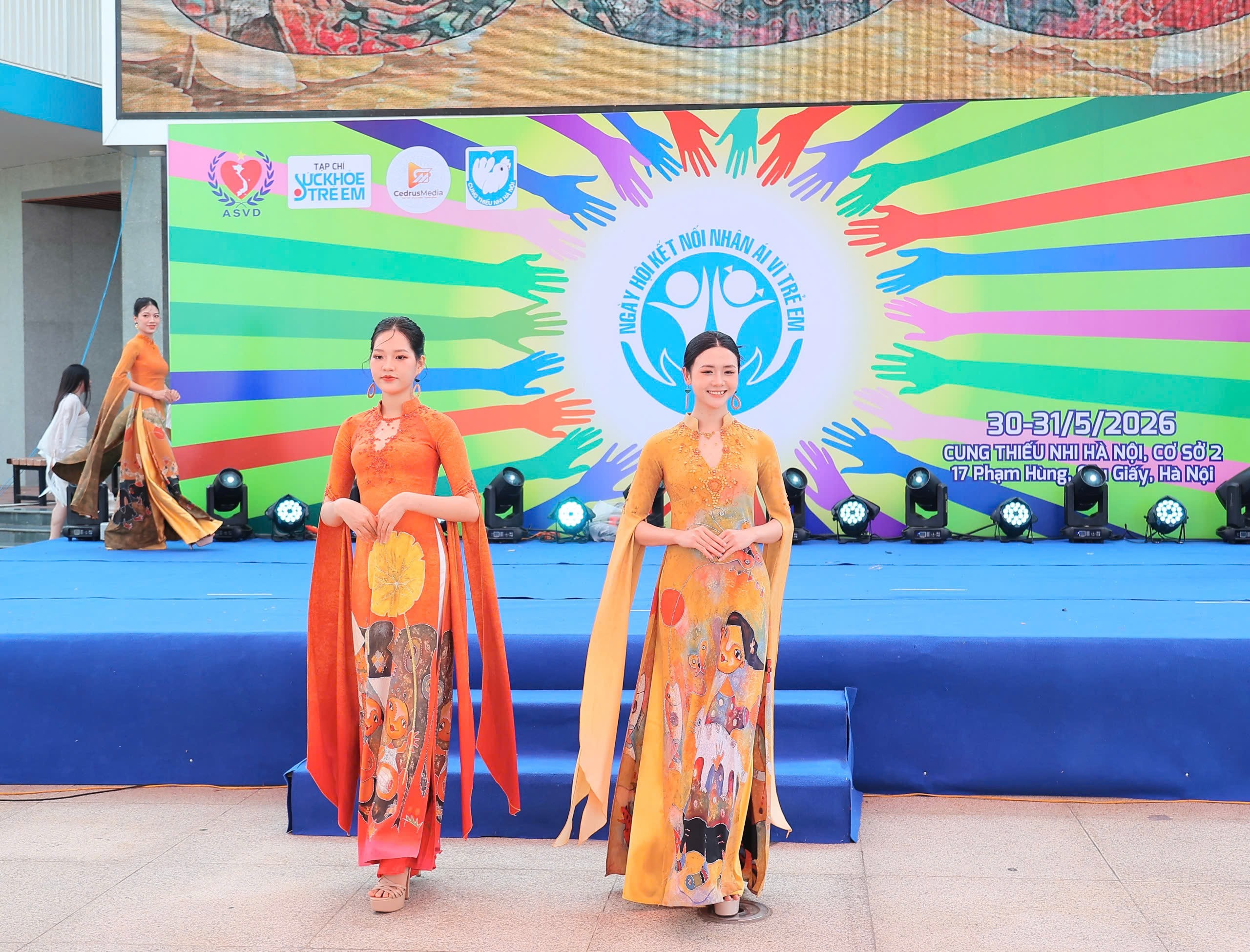 trinh-dien-ao-dai-pld-1780113511.jpg