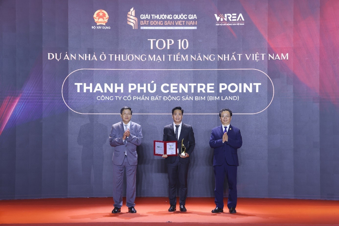 ong-duong-duc-tuan-uy-vien-ban-thuong-vu-thanh-uy-pho-chu-tich-thuong-truc-ubnd-tp-ha-noi-trai-va-gs-ts-hoang-van-cuong-pho-chu-tich-hoi-dong-giao-su-nha-nuoc-pho-chu-tich-hoi-khoa-hoc-kinh-te-viet-nam-tra-1780476796.jpg