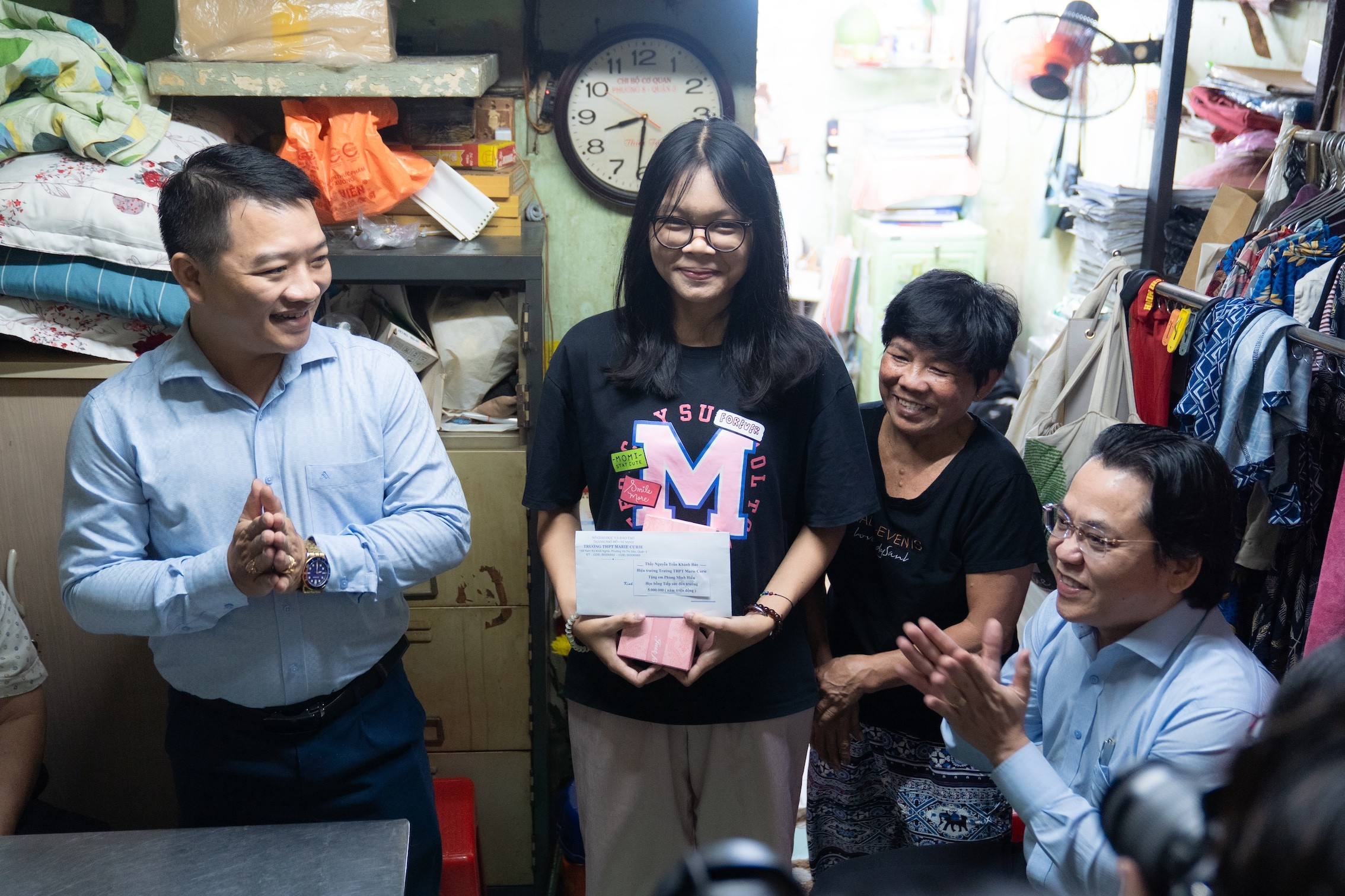 thay-nguyen-tran-khanh-bao-hieu-truong-truong-thpt-marie-curie-trao-hoc-bong-cua-truong-va-hoc-bong-cua-ca-nhan-thay-cho-minh-hieu-1780483112.jpg