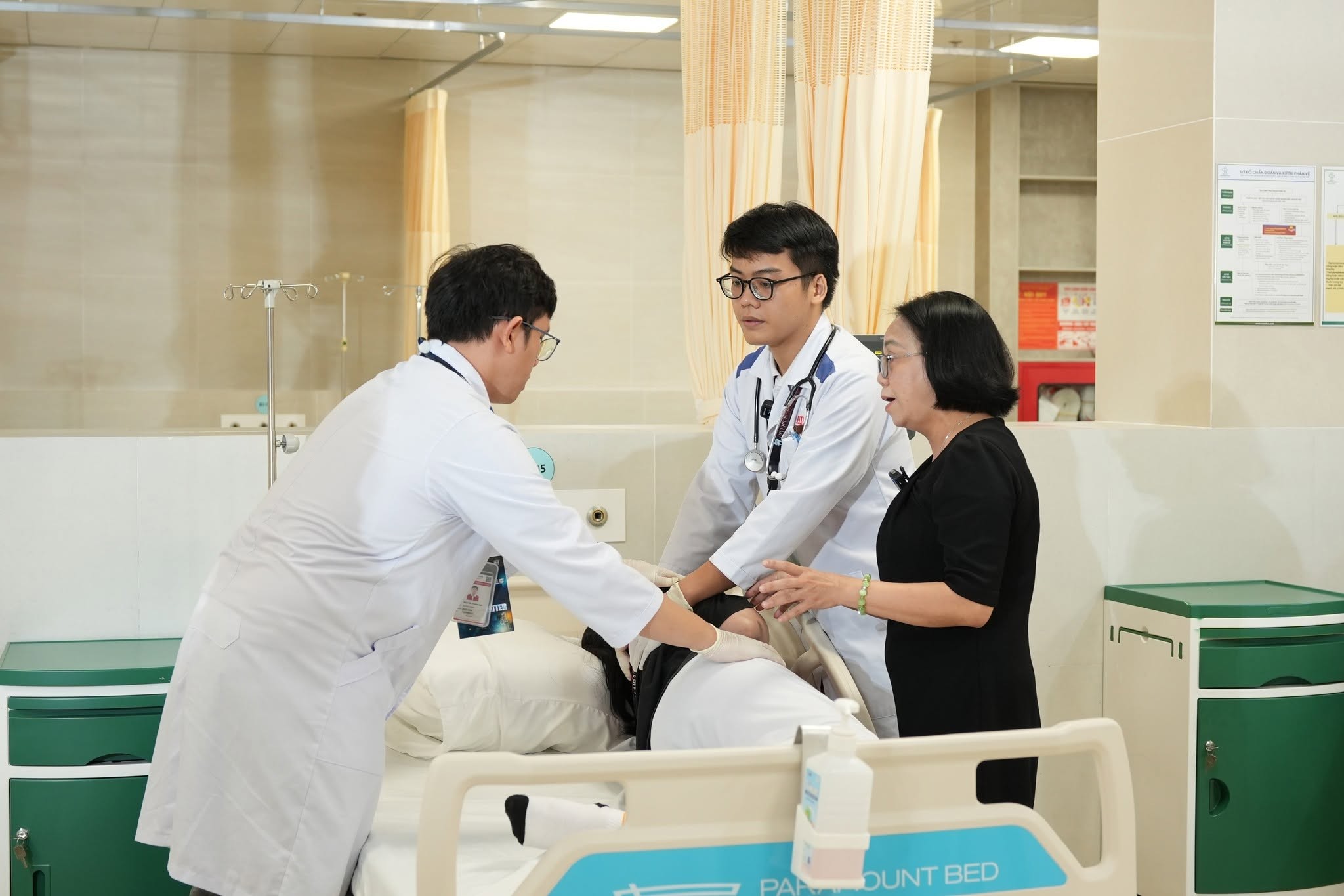 moi-truong-lam-sang-thuc-te-tai-benh-vien-giup-sinh-vien-khoi-nganh-suc-khoe-hiu-som-tiep-can-quy-trinh-chuyen-mon-ren-luyen-ky-nang-va-dao-duc-nghe-nghiep-ngay-tu-khi-con-ngoi-tr-1-1781498932.jpg