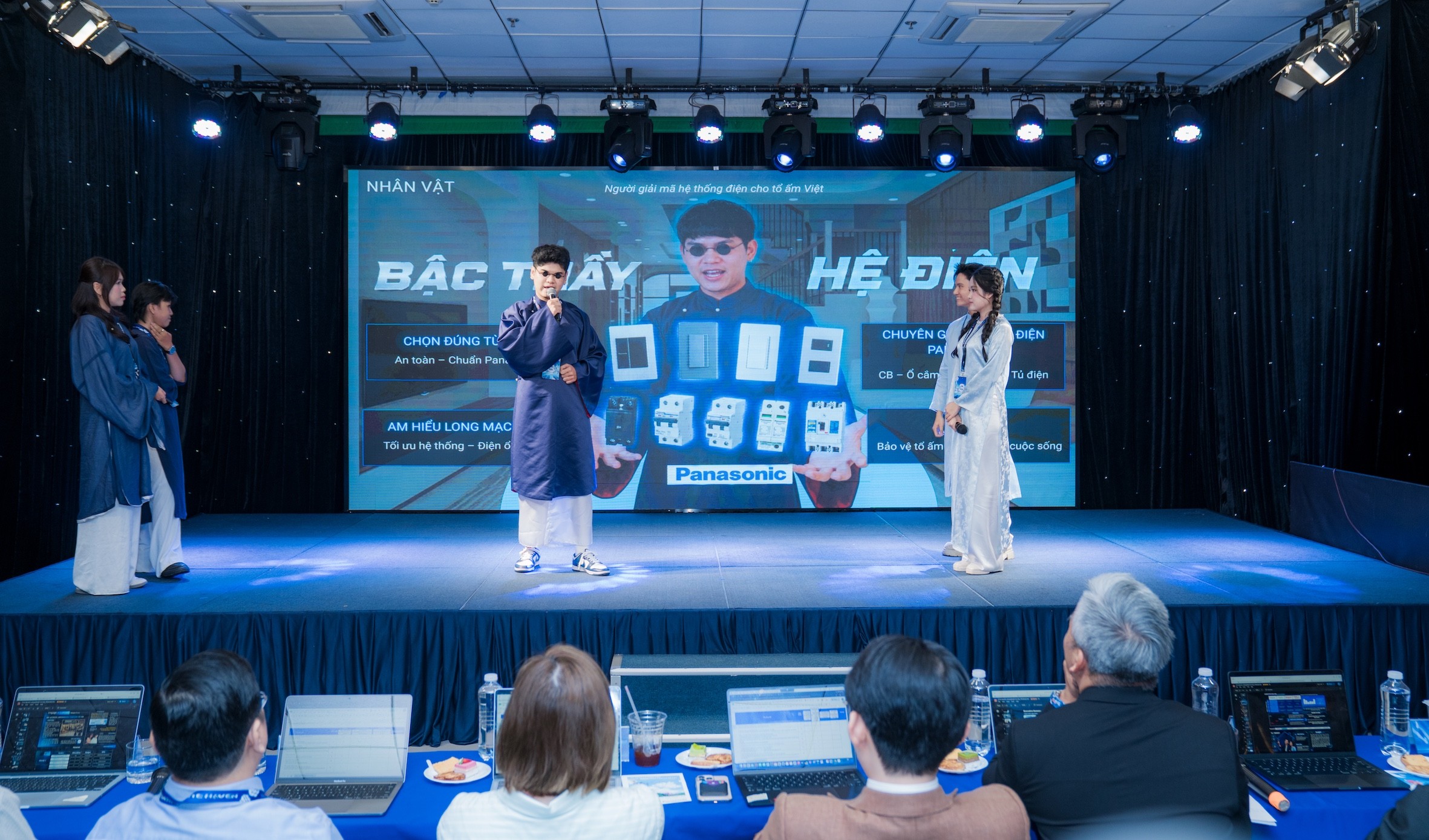 thi-sinh-trinh-bay-ke-hoach-marketing-tich-hop-va-y-tuong-thuc-hien-tvc-cho-hoi-dong-giam-khao-tai-dem-chung-ket-1782617480.jpg