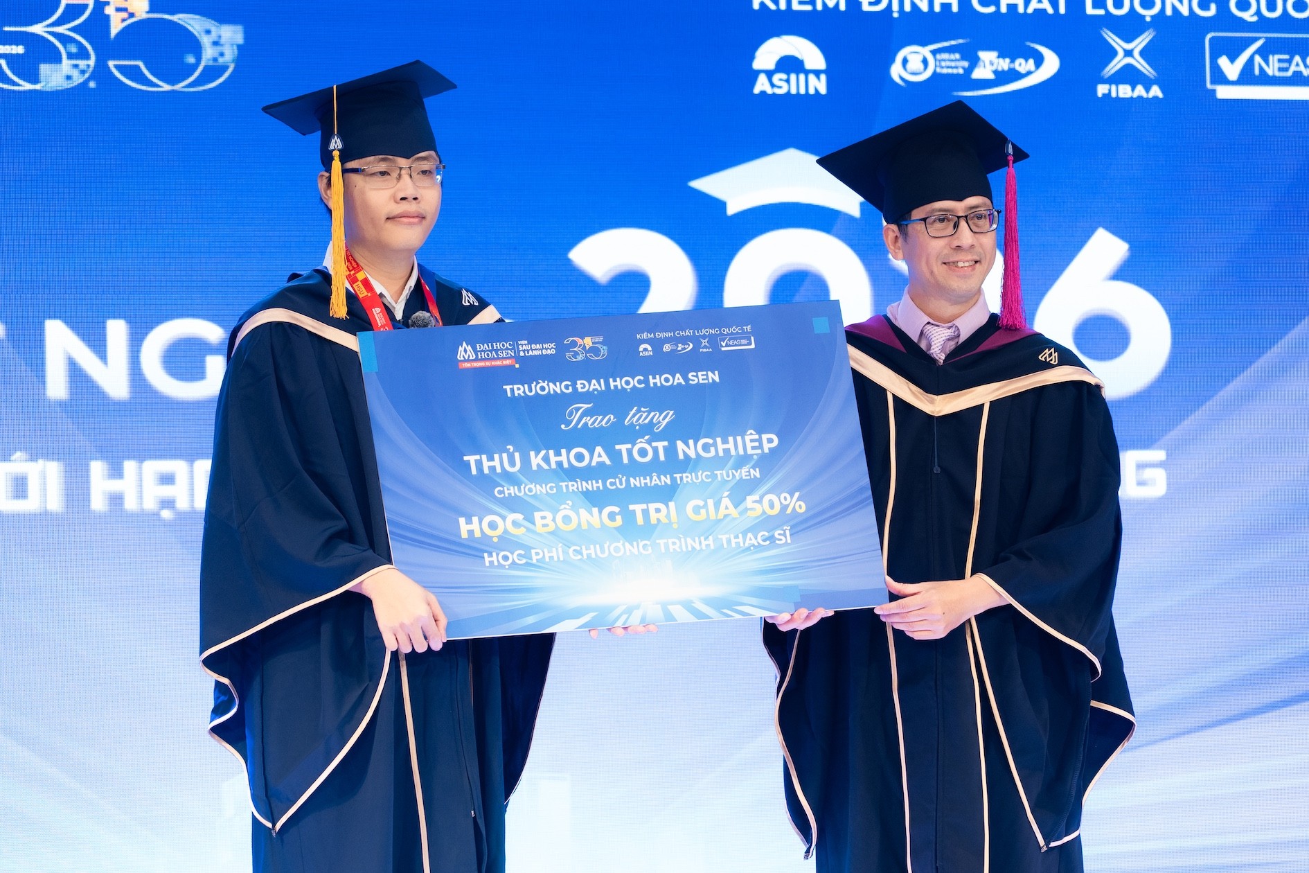 vien-sau-dai-hoc-va-lanh-dao-dai-hoc-hoa-sen-trao-tang-thu-khoa-tran-hoang-phuc-hoc-bong-tri-gia-50-hoc-phi-chuong-trinh-thac-si-tai-hsu-1783156753.jpg