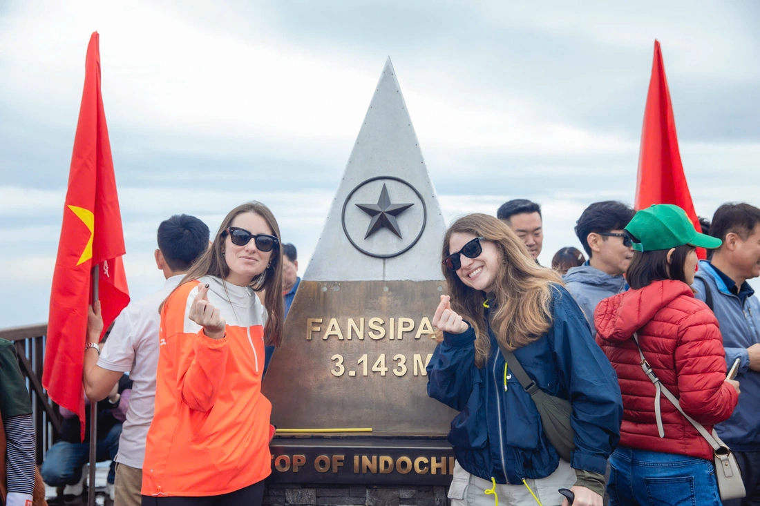ban-sao-cua-du-khach-check-in-tren-dinh-fansipan-1784431042.png