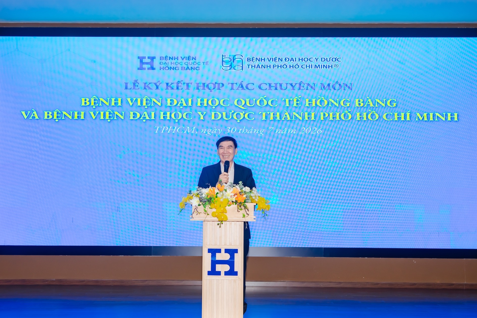 gstsbsckii-pham-van-linh-hieu-truong-truong-dai-hoc-quoc-te-hong-bang-giam-doc-hiu-hospital-phat-bieu-tai-le-ky-ket-hop-tac-chuyen-mon-1785411476.JPG