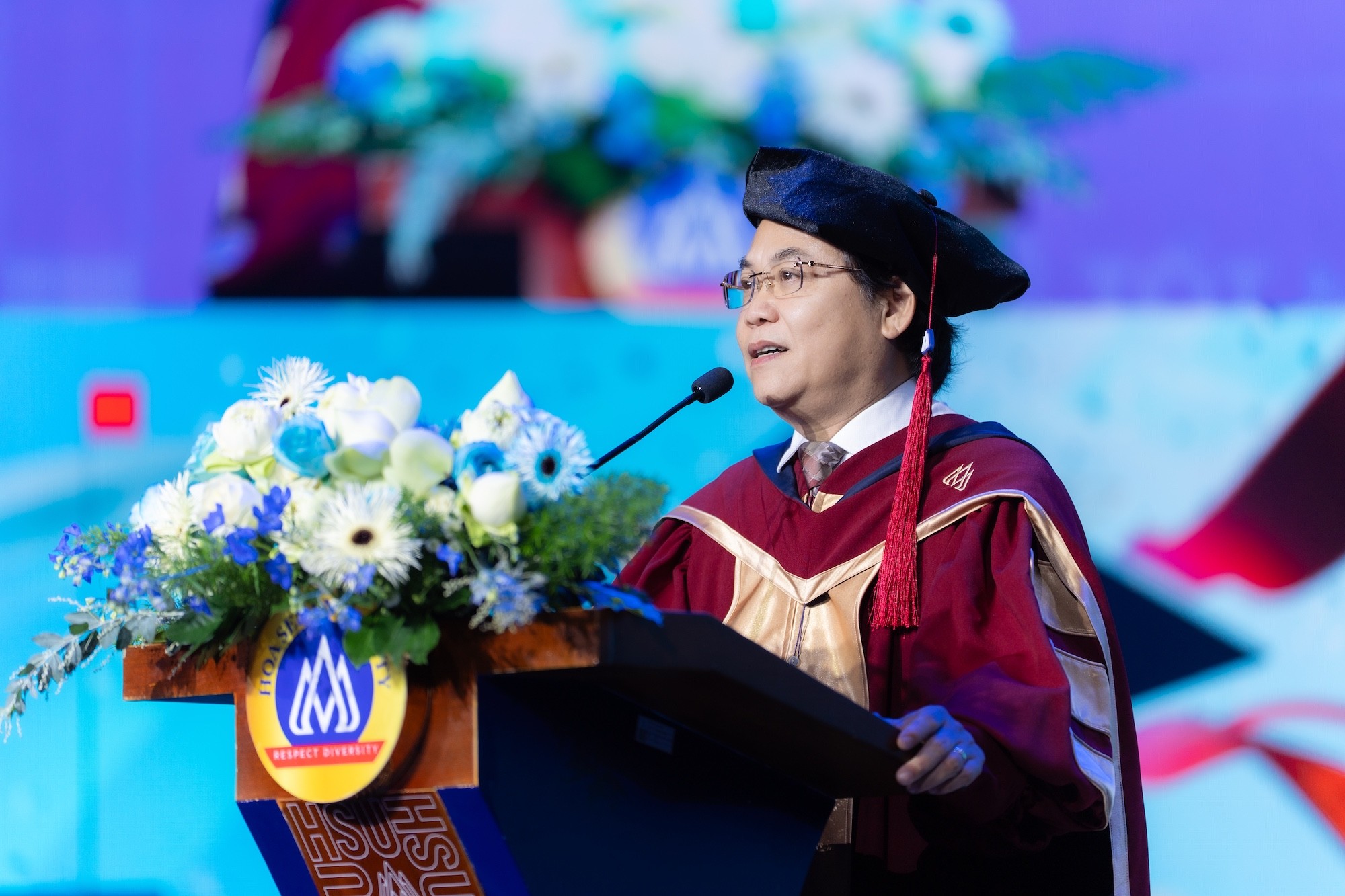 pgsts-nguyen-huu-huy-nhut-hieu-truong-dai-hoc-hoa-sen-phat-bieu-truyen-cam-hung-tai-le-tot-nghiep-1785401988.jpg
