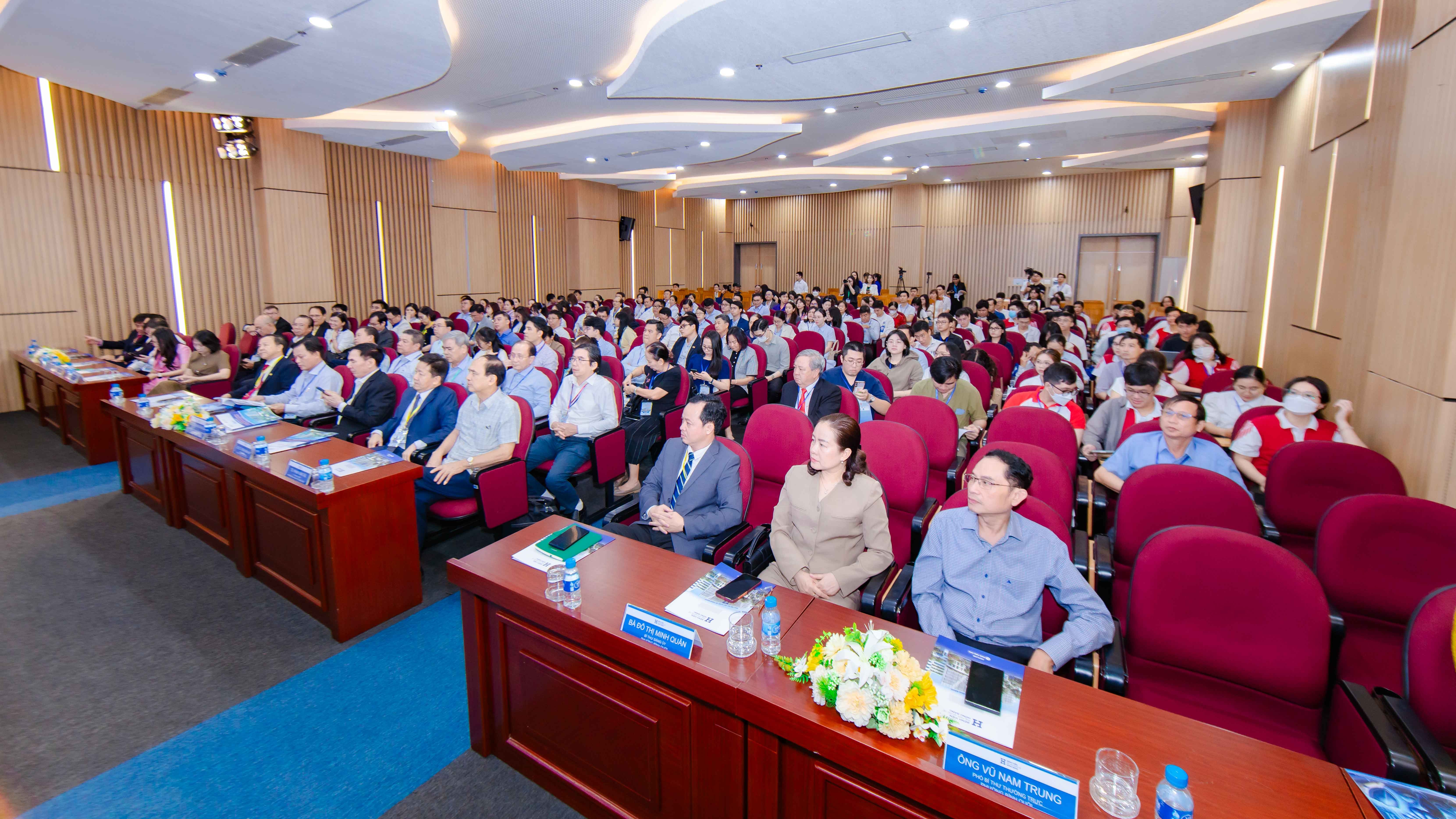 hoi-thao-khoa-hoc-lien-vien-truong-lan-thu-nhat-quy-tu-gan-300-chuyen-gia-bac-si-giang-vien-va-can-bo-y-te-tap-trung-cap-nhat-chan-doan-dieu-tri-cac-benh-tieu-hoa-gan-mat-1-1785581729.JPG