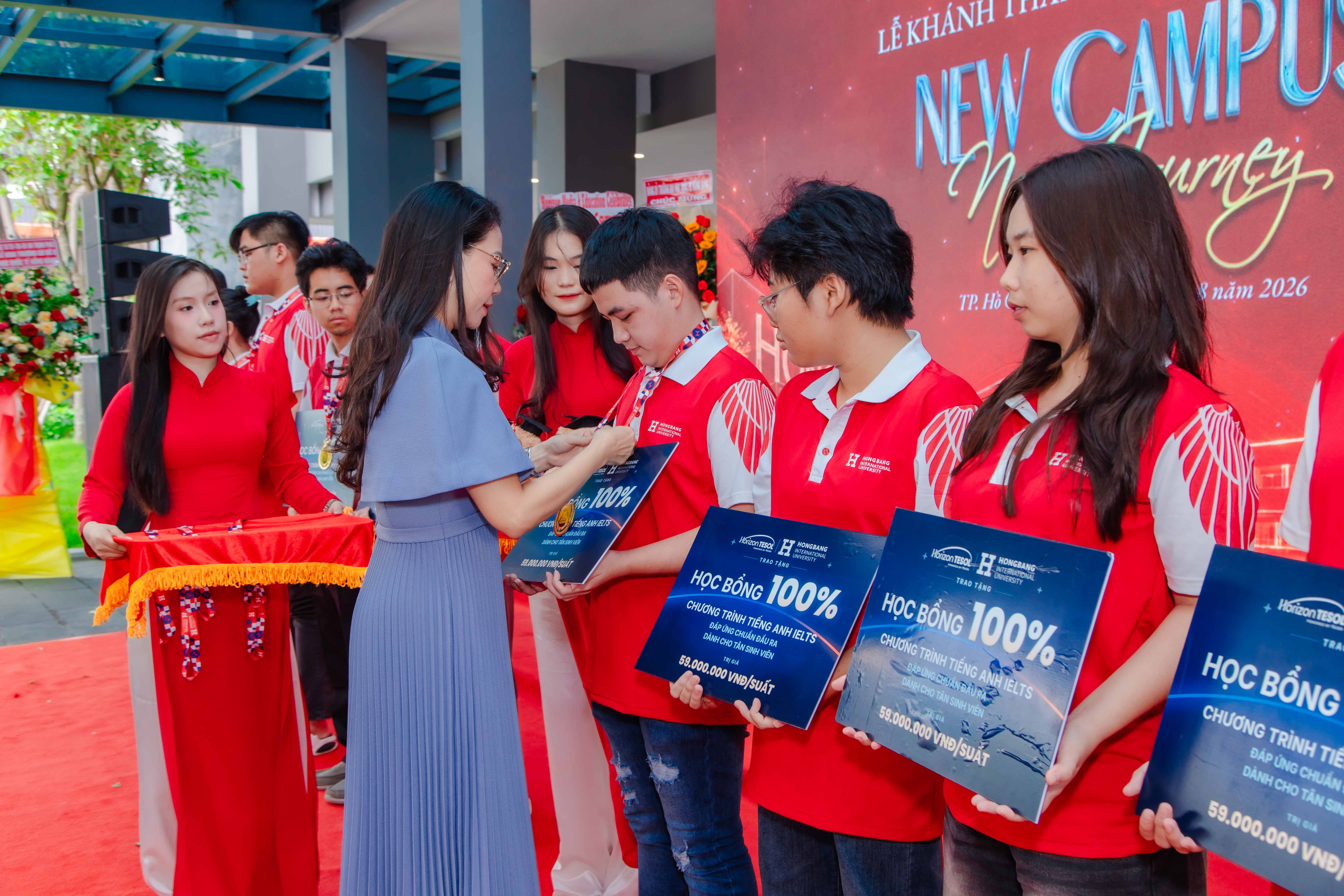 tan-sinh-vien-hiu-nhan-hoc-bong-100-toan-khoa-ielts-tai-le-khanh-thanh-1787130019.JPG