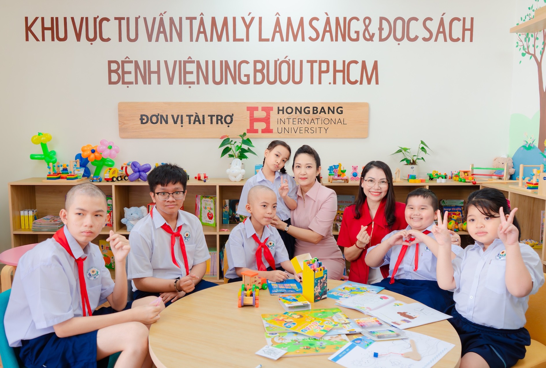 nsnd-thanh-thuy-pho-giam-doc-so-van-hoa-va-the-thao-tphcm-cung-thsncs-tran-thuy-tram-quyen-pht-hiu-giao-luu-voi-benh-nhi-tai-khu-vuc-tu-van-tam-ly-lam-sang-va-doc-sach-do-hiu-tai-tro-1788516173.jpg