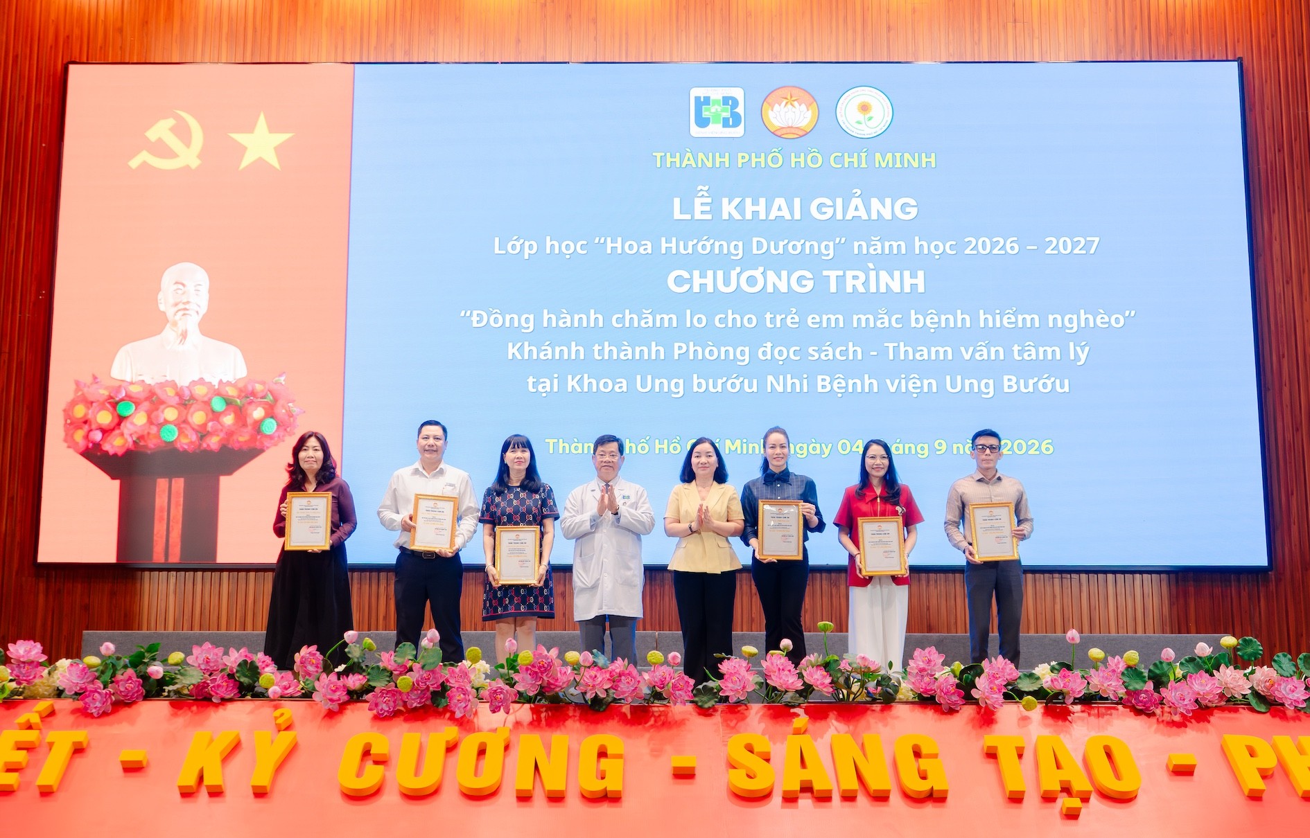 ths-tran-thuy-tram-quyen-ao-do-pho-hieu-truong-truong-dai-hoc-quoc-te-hong-bang-nhan-thu-cam-on-tu-lanh-dao-uy-ban-mttq-viet-nam-tphcm-va-benh-vien-ung-buou-tphcm-1788516173.jpg
