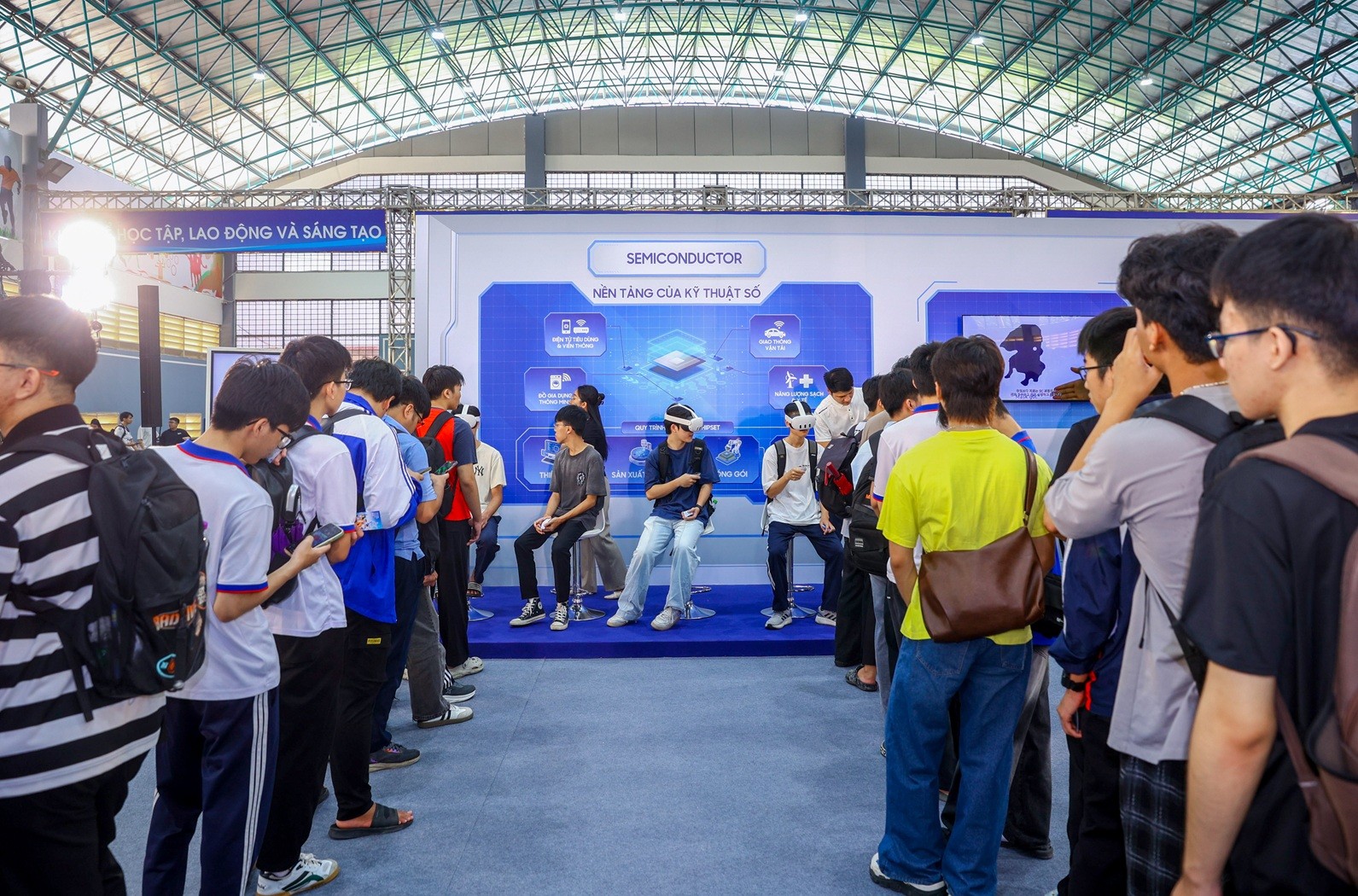 dong-dao-cac-ban-sinh-vien-tham-gia-tai-su-kien-tech-day-2026-1790218208.jpg