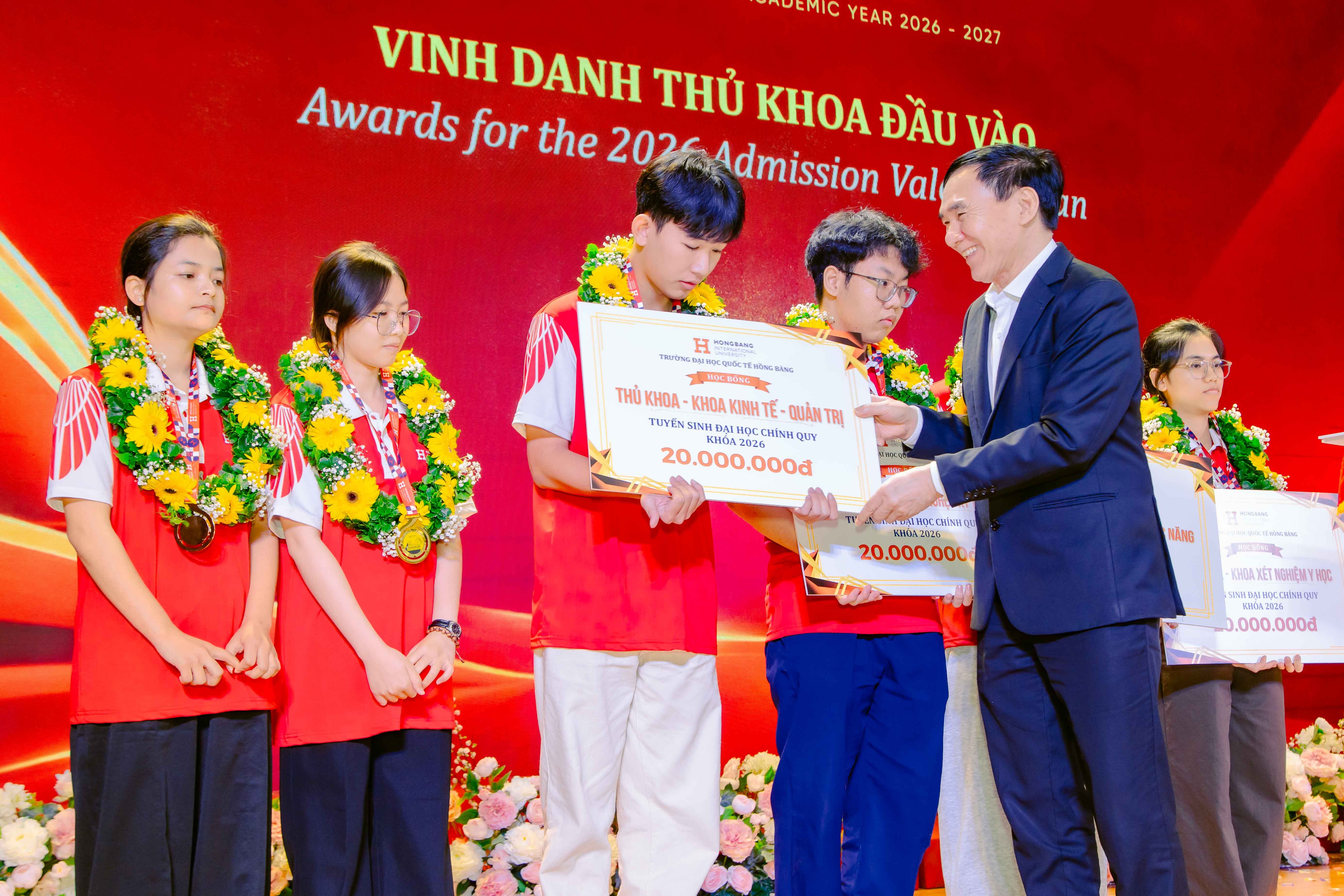 gstsbs-pham-van-linh-hieu-truong-hiu-kiem-giam-doc-hiu-hospital-trao-thuong-cho-cac-thu-khoa-dau-vao-tuyen-sinh-nam-2026-1790327605.JPG