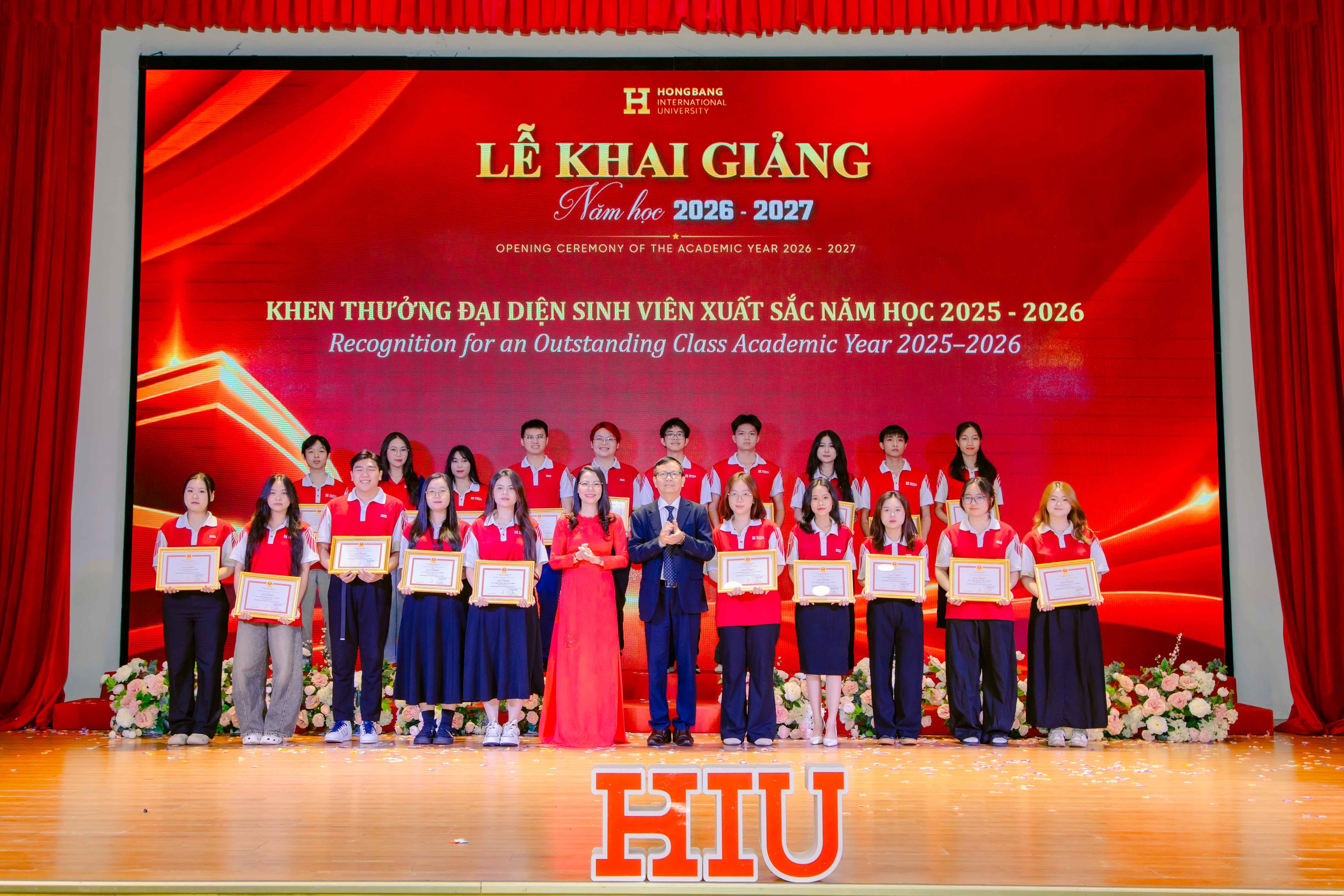 hiu-khen-thuong-cac-sinh-vien-co-thanh-tich-noi-bat-trong-hoc-tap-va-ren-luyen-nam-hoc-2025-2026-1790327606.JPG