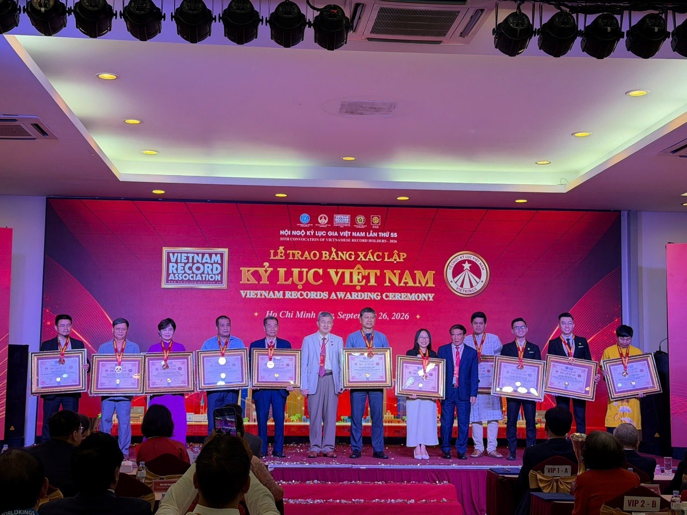 nha-van-nguyen-xuan-tuan-xac-lap-ky-luc-viet-nam-1790584864.jpg