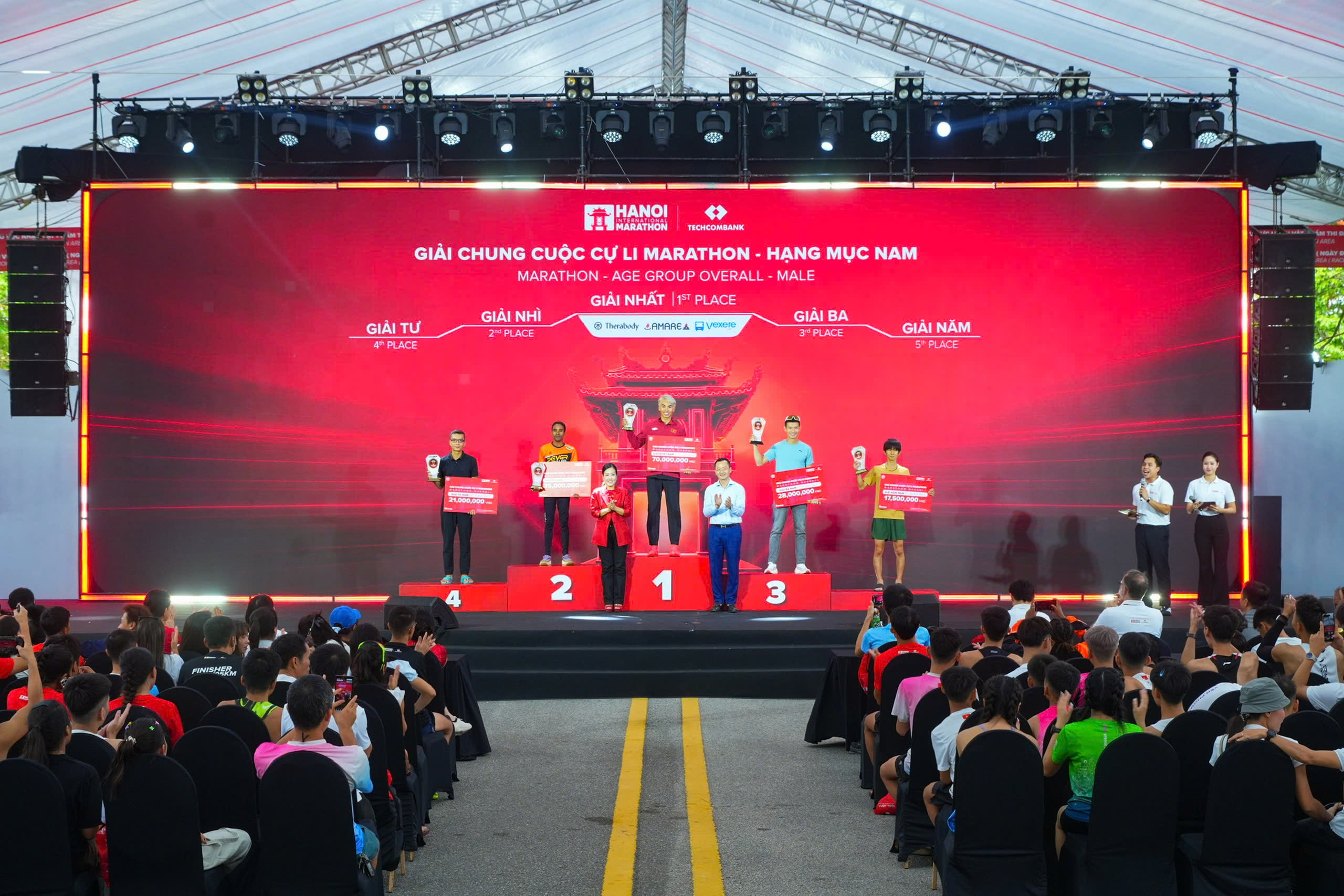trao-giai-marathon-nam-1791107066.jpg