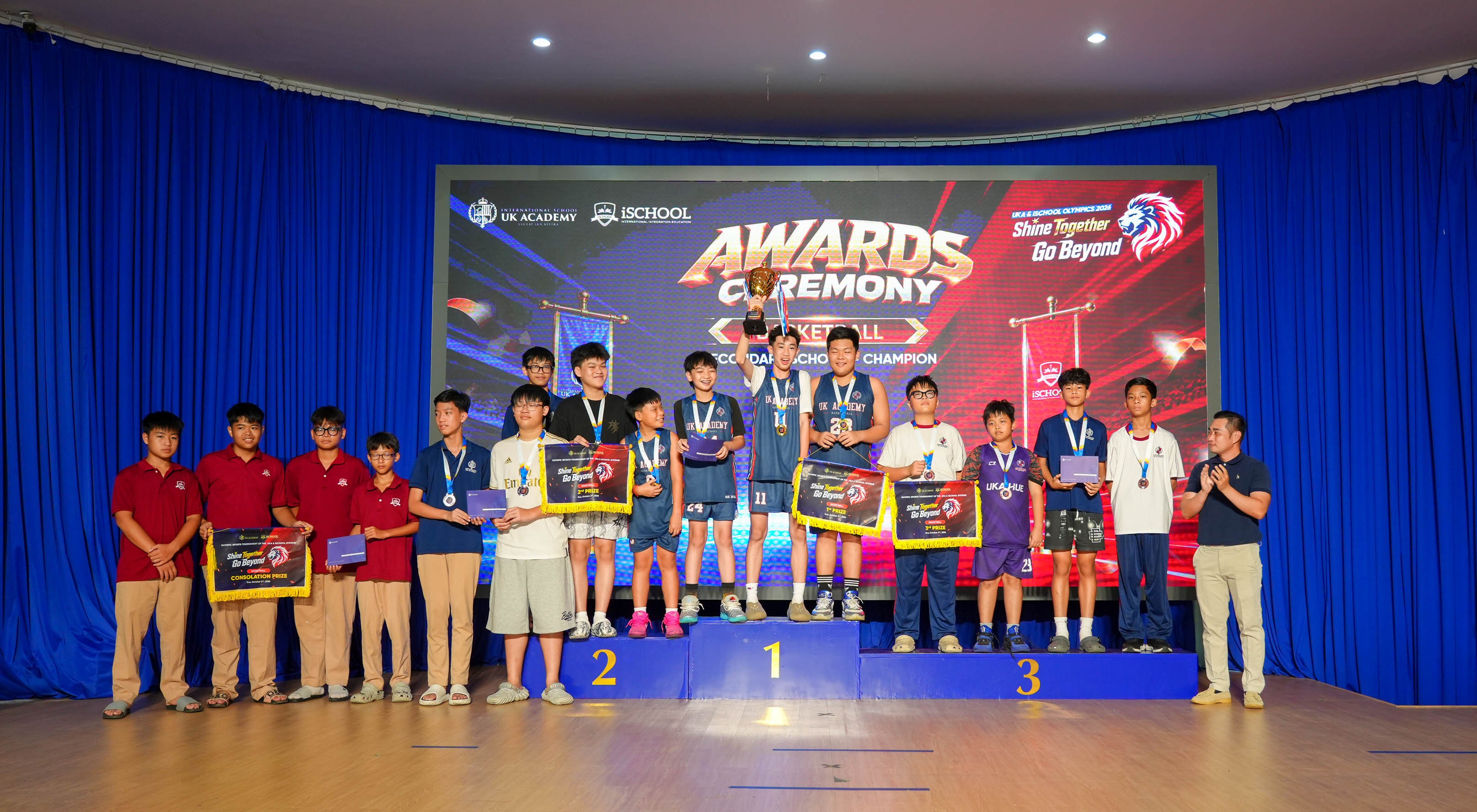 ban-to-chuc-trao-co-huy-chuong-va-cup-vo-dich-cho-cac-doi-thi-xuat-sac-dat-giai-mon-bong-ro-trong-le-trao-giai-uka-ischool-olympics-2026-1791194397.JPG