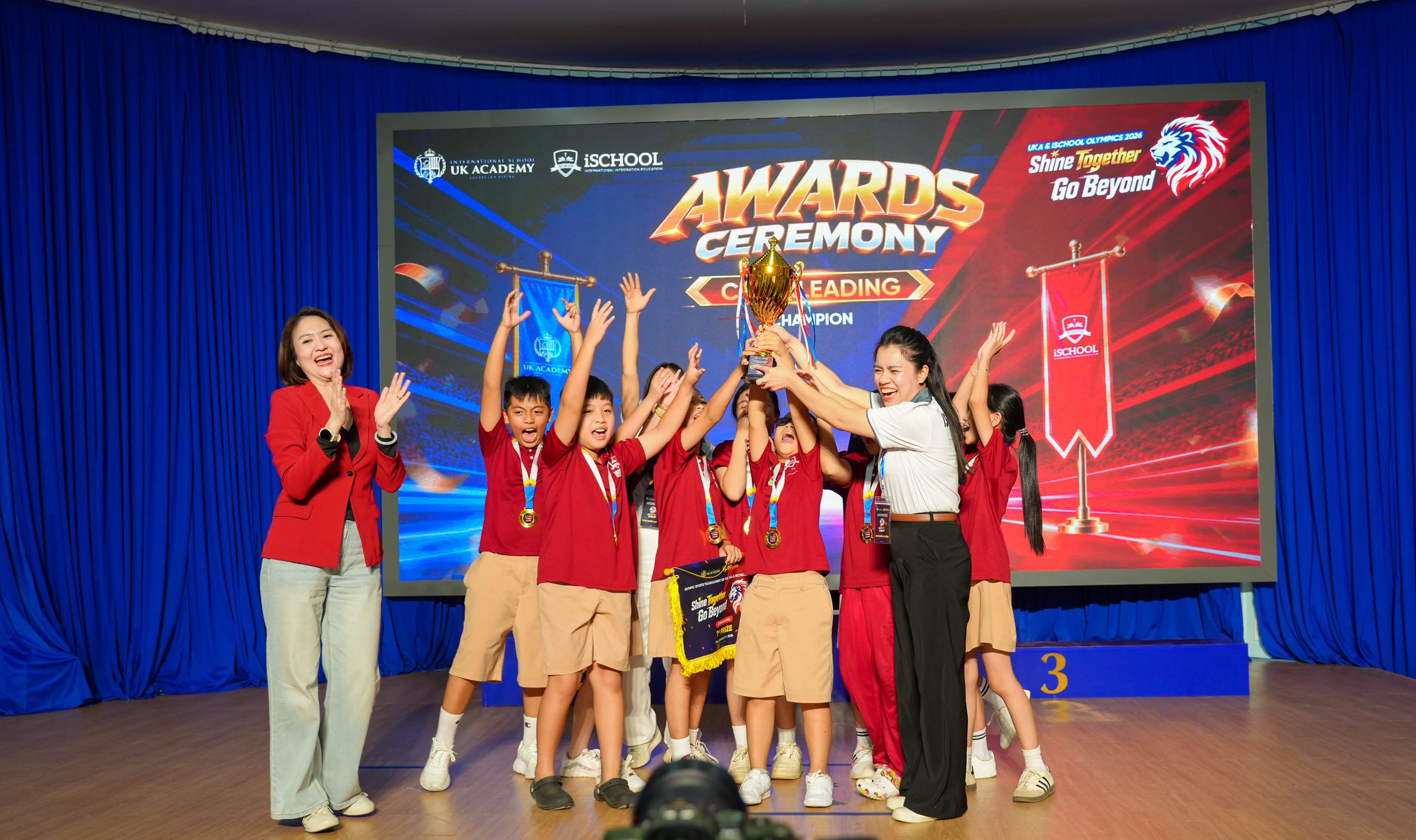 doi-vo-dich-cheerleading-vo-oa-niem-vui-gio-cao-chiec-cup-vang-vo-dich-1791194397.JPG