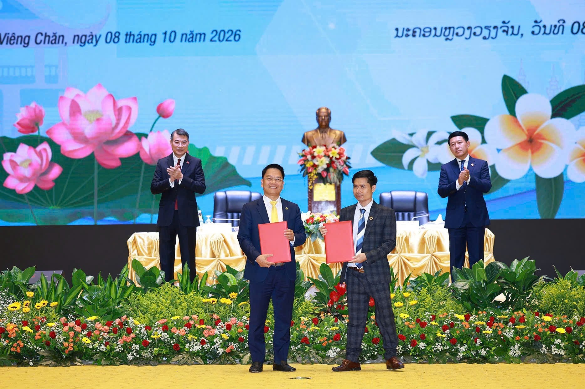 anh-1-tai-hoi-nghi-xuc-tien-dau-tu-viet-nam-lao-chieu-810-tai-thu-do-vientiane-17-giay-chung-nhan-dau-tu-va-thoa-thuan-hop-tac-cua-doanh-nghiep-da-duoc-thu-tuon-1791772072.jpg