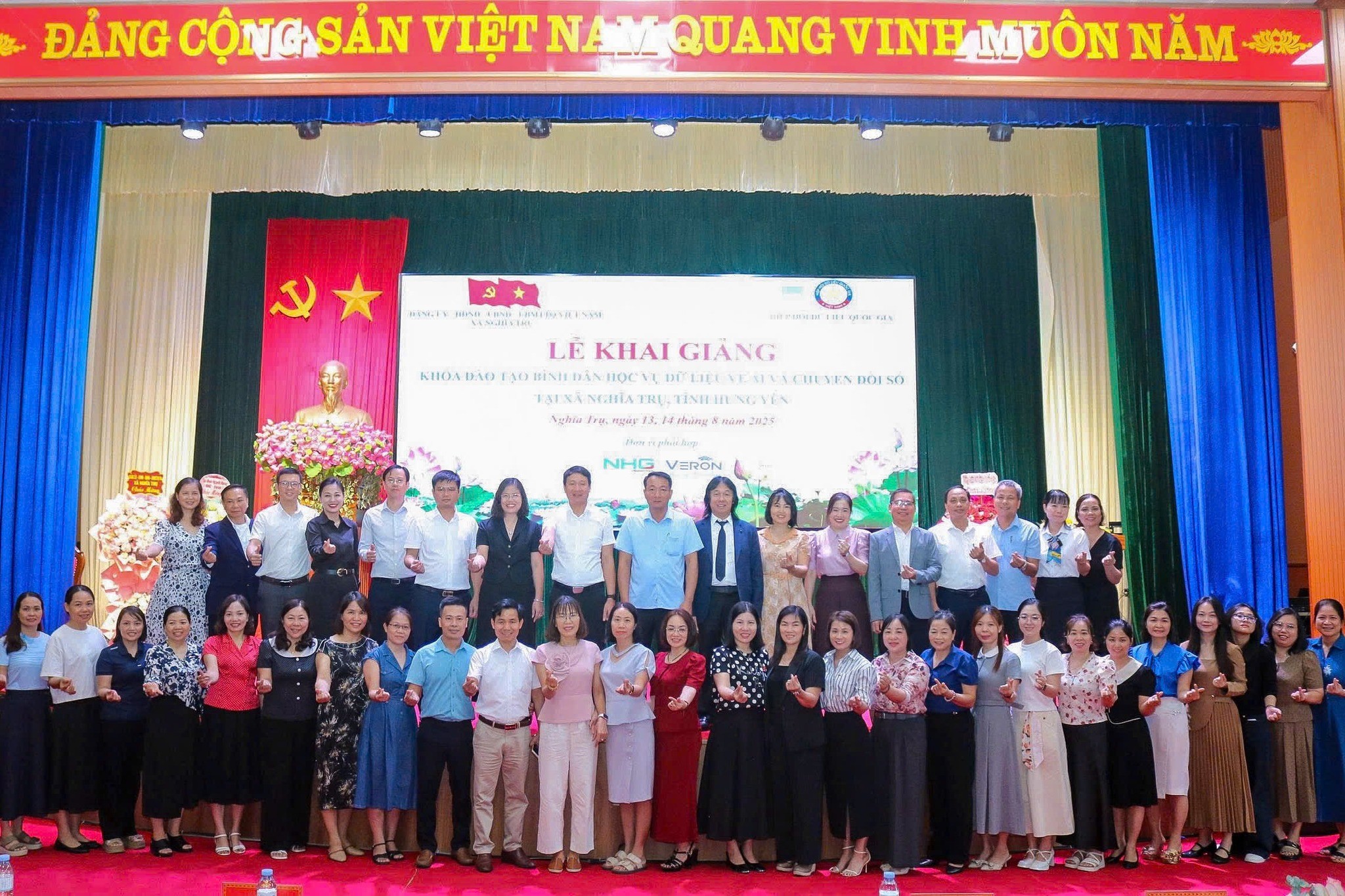 dai-bieu-va-hoc-vien-chup-anh-luu-niem-tai-le-khai-giang-1755088459.jpg