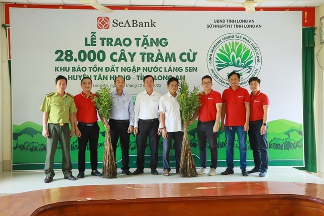 seabank-trao-tang-cay-khu-bao-ton-dat-ngap-nuoc-lang-sen-5348-1693191274.jpeg