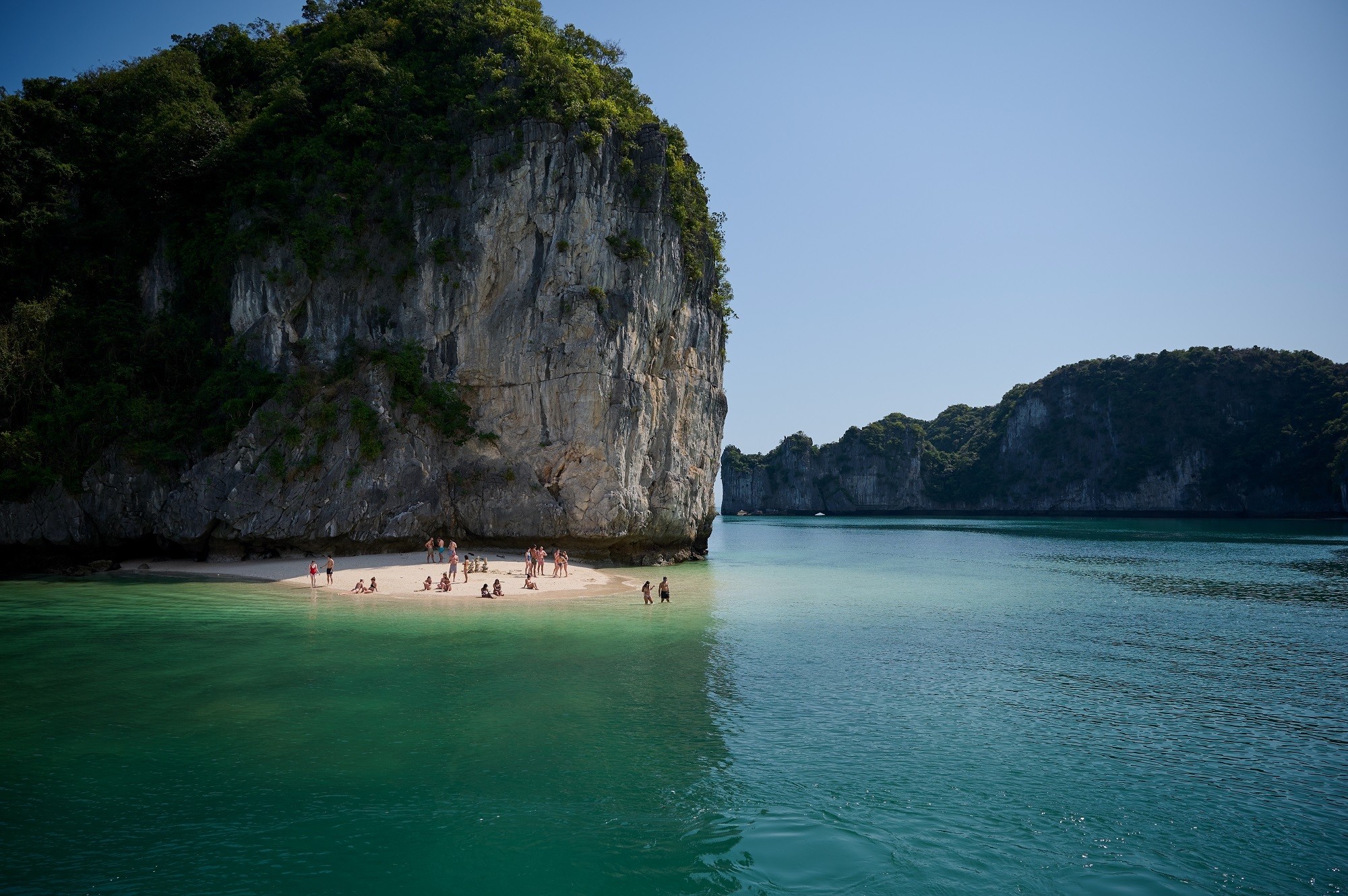 a1-du-khach-trai-nghiem-bai-tam-tai-vinh-lan-ha-shutterstock-1988378717-1740973940.jpg