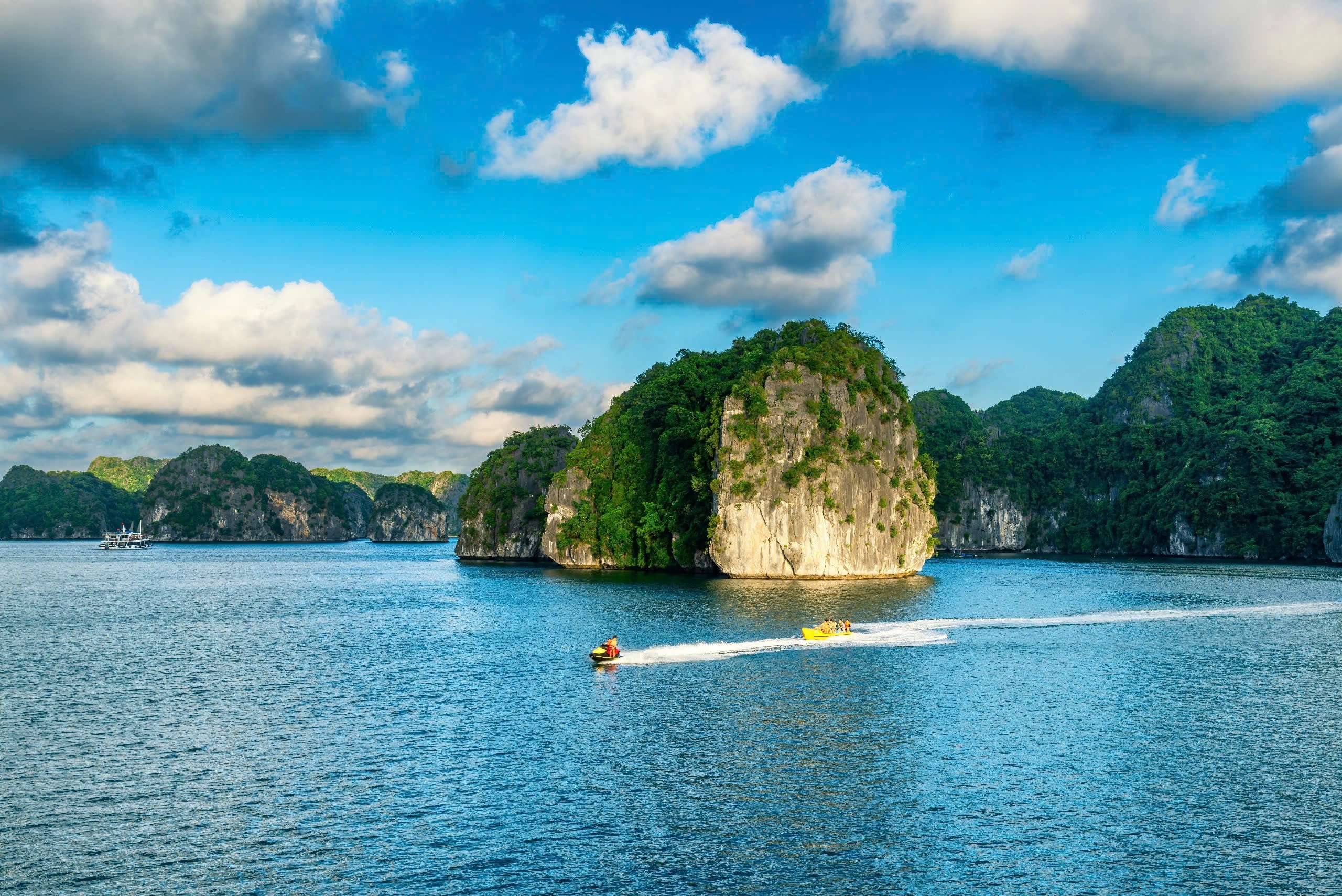 du-khach-trai-nghiem-du-lich-tai-vinh-lan-ha-hai-phong-anh-shutterstock-1741616105.jpg