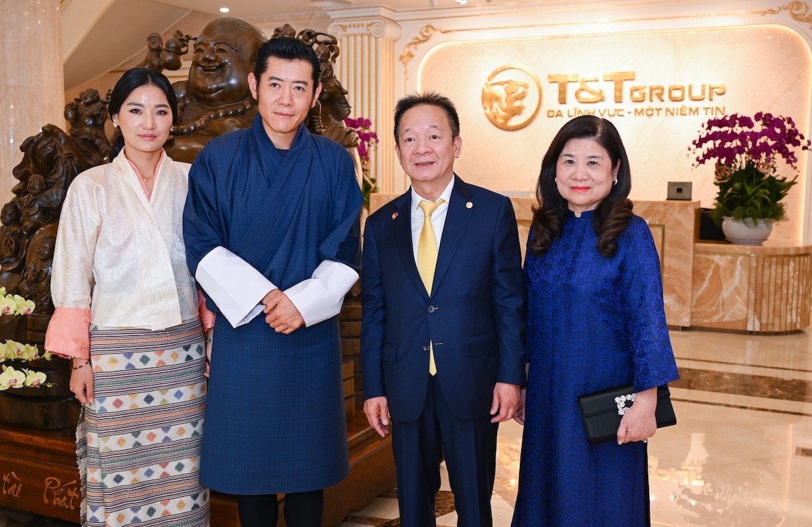 1-quoc-vuong-bhutan-cung-hoang-hau-den-tham-1755740491.JPG