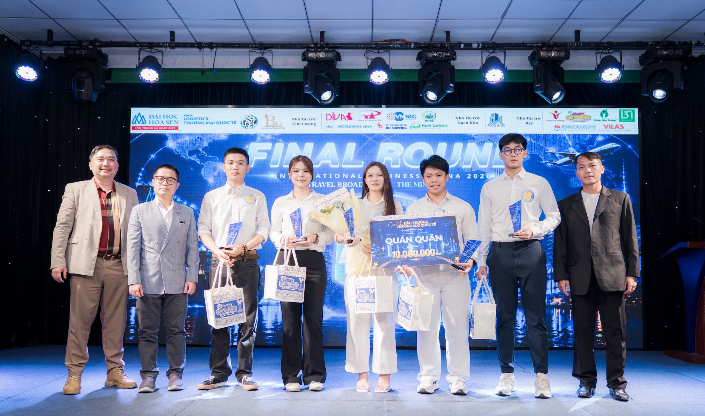 nhom-athenix-viet-origin-gom-5-sinh-vien-nganh-kinh-doanh-quoc-te-dai-hoc-hoa-sen-da-gianh-giai-nhat-1781796338.jpg