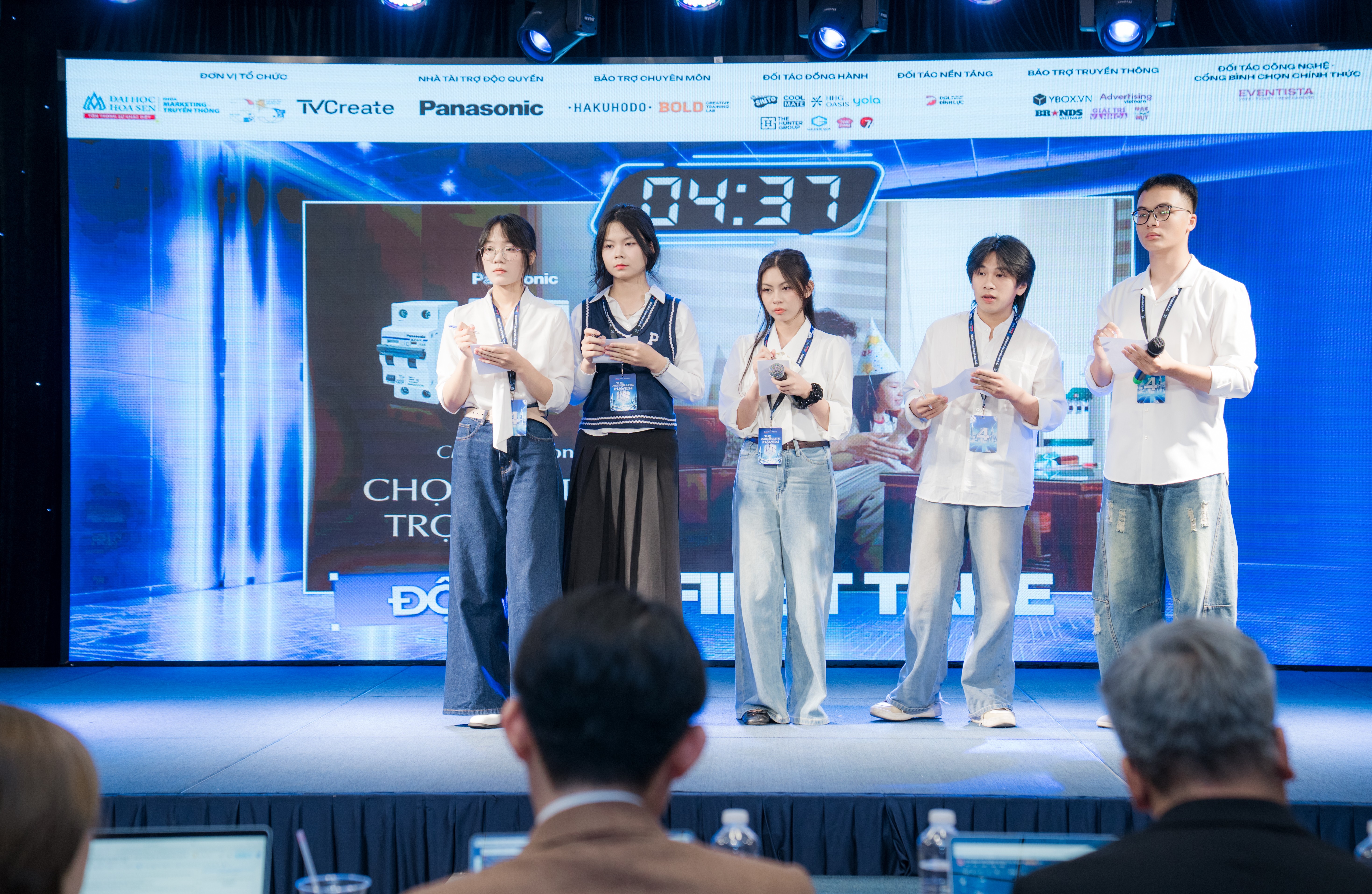 thi-sinh-trinh-bay-ke-hoach-marketing-tich-hop-va-y-tuong-thuc-hien-tvc-cho-hoi-dong-giam-khao-tai-dem-chung-ket-1-1782617456.jpg