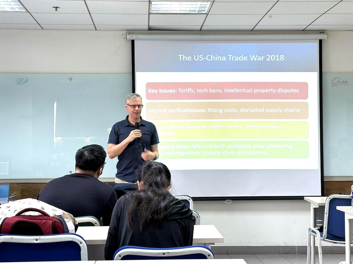 buoi-hoc-ve-chien-luoc-thuong-mai-va-dam-phan-quoc-te-cua-sinh-vien-dmu-hsu-cung-chuyen-gia-andrew-john-jackson-giam-doc-dieu-hanh-cap-cao-tai-shopee-va-director-tai-pwc-consulting-1784092848.png
