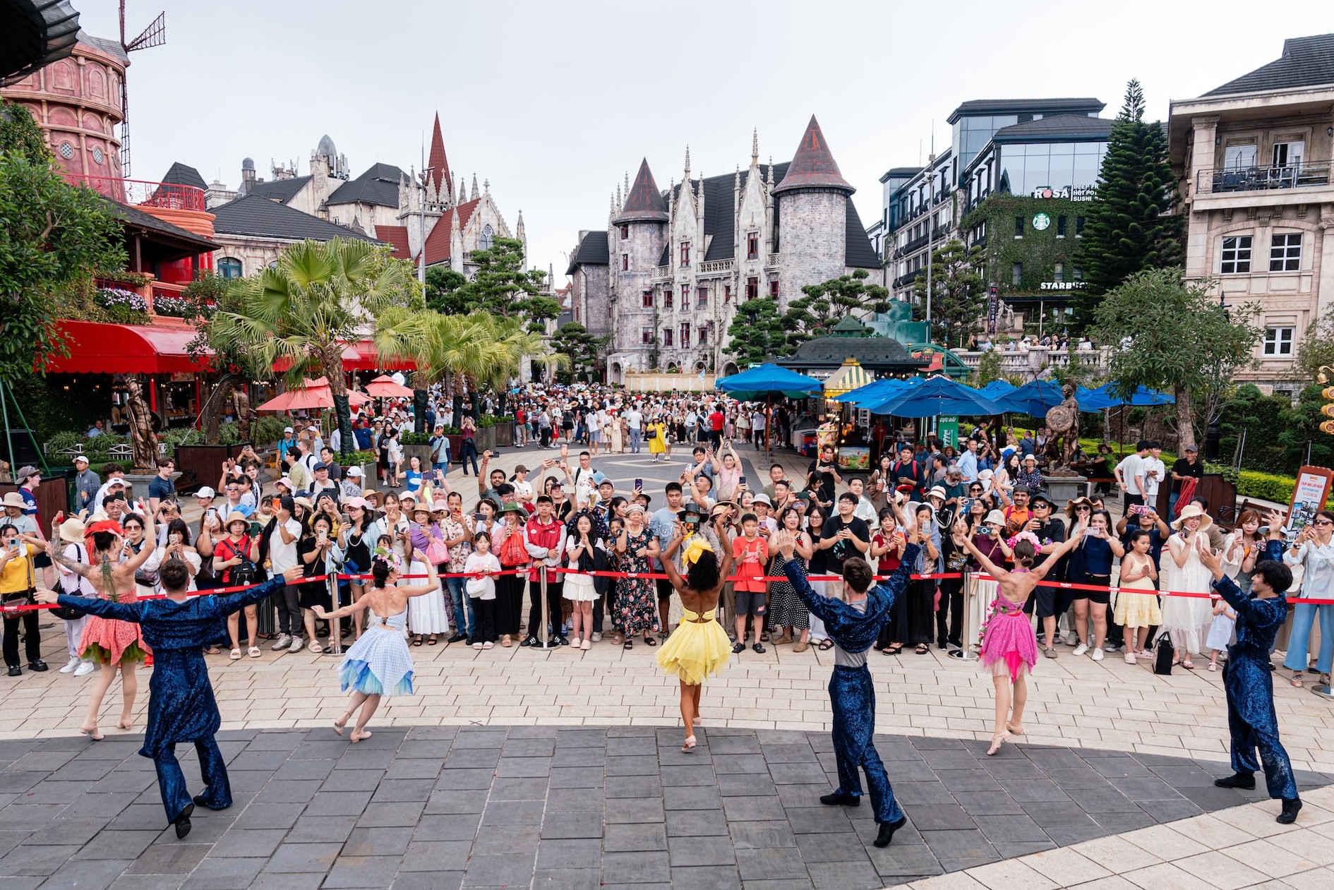 show-dien-sunworldbanahills-1-1791367082.jpg