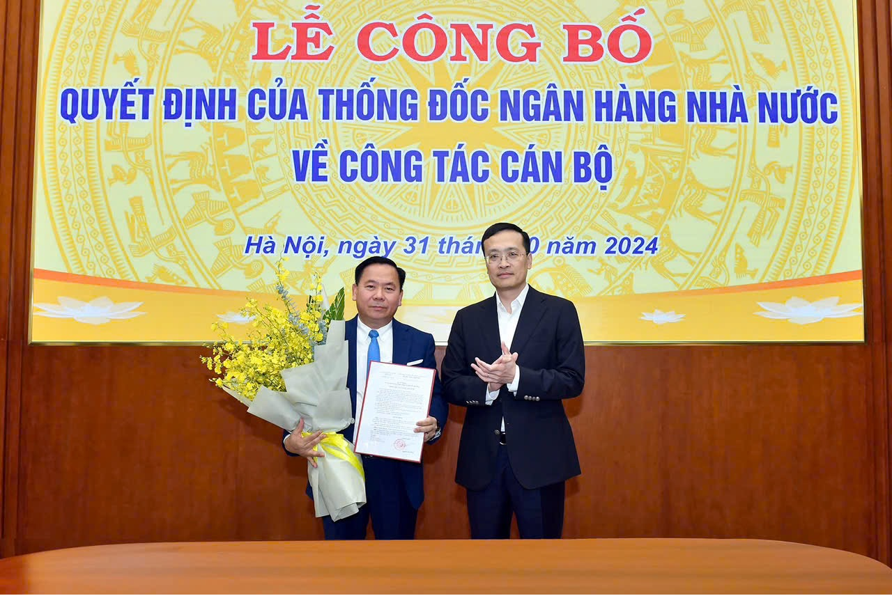 trao-quyet-dinh-quyen-chanh-thanh-tra-giam-sat-ngan-hang-doi-voi-ong-lai-huu-phuoc-1730436529154885939893-1730444921.png