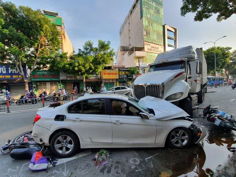 Video: BMW gặp nạn do xe container mất lái, xe tải có pha "drift" như phim 