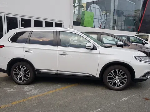 Đại lý giảm giá Mitsubishi Outlander 30 triệu đồng, riêng bản 2019 giảm 180 triệu