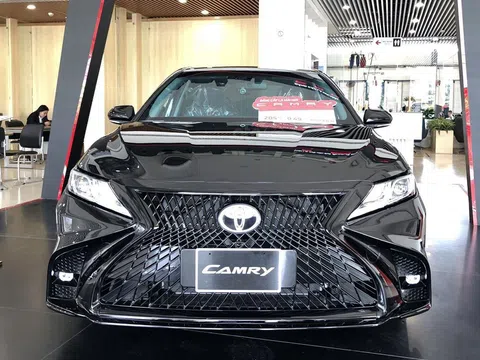 Toyota Camry "độ" phong cách Lexus cực ngầu, giá không đổi