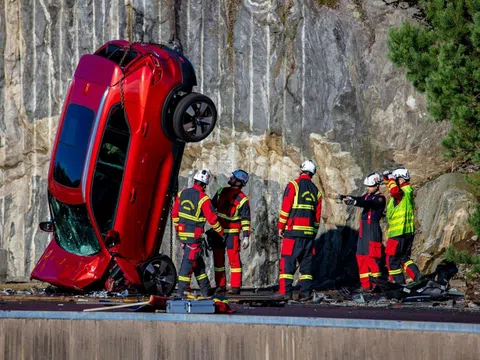 Video: Xe Volvo lao thẳng đứng từ độ cao 30m, thách thức đội cứu hộ