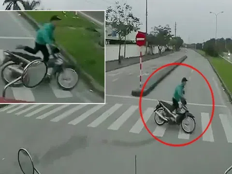 Video: Bị container ‘dọa’ đối đầu, thanh niên hoảng sợ vứt xe máy bỏ chạy