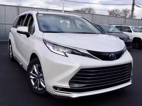 Ảnh Toyota Sienna 2021 ngoài đời thực, xe đang trên đường về Việt Nam