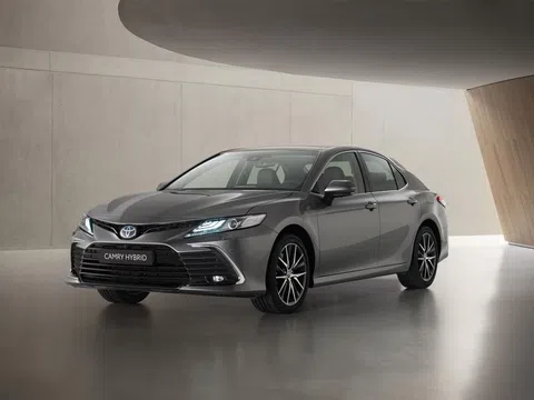 Toyota Camry Hybrid 2021 ra mắt: Đẹp hơn và an toàn hơn