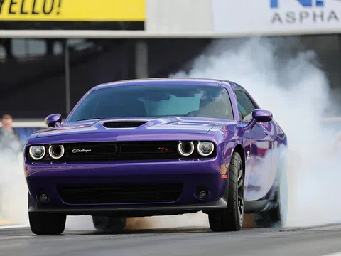 Dodge Challenger Scat Pack chào giá từ 1,9 tỷ đồng