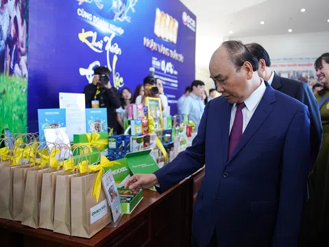 Thủ tướng tham quan các gian hàng tại Hội nghị Xúc tiến Đầu tư tỉnh Trà Vinh