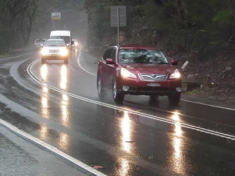 5 sai lầm phổ biến khi lái xe ô tô dưới trời mưa