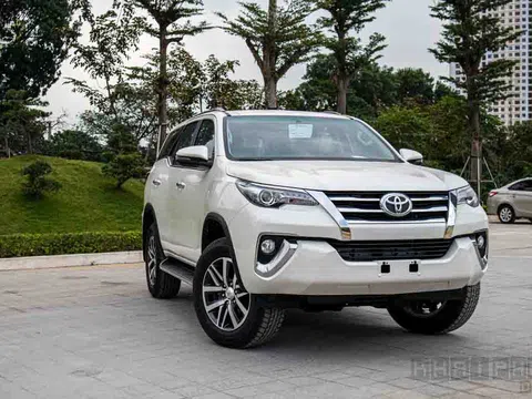 Đẩy hàng tồn, Toyota Fortuner giảm giá mạnh tại đại lý