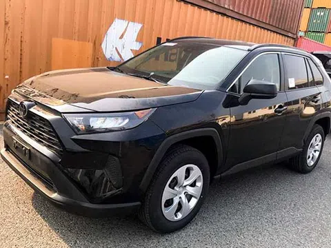 Toyota RAV4 2020 đầu tiên cập bến Việt Nam, mức giá chỉ dành cho đại gia